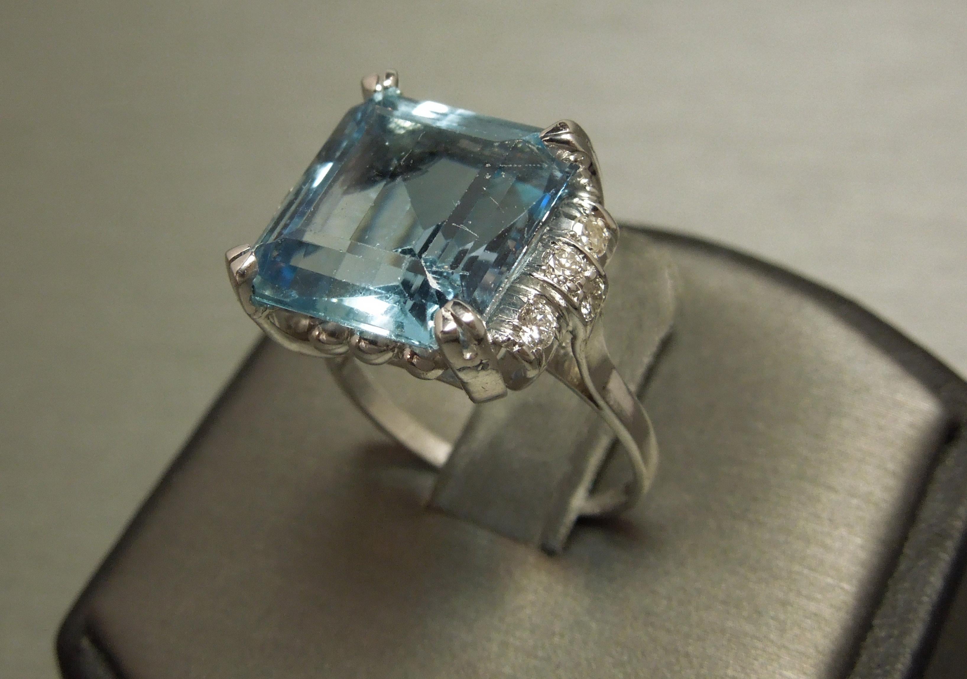 GIA 9.50 Carat Square Aquamarine Ring For Sale 7