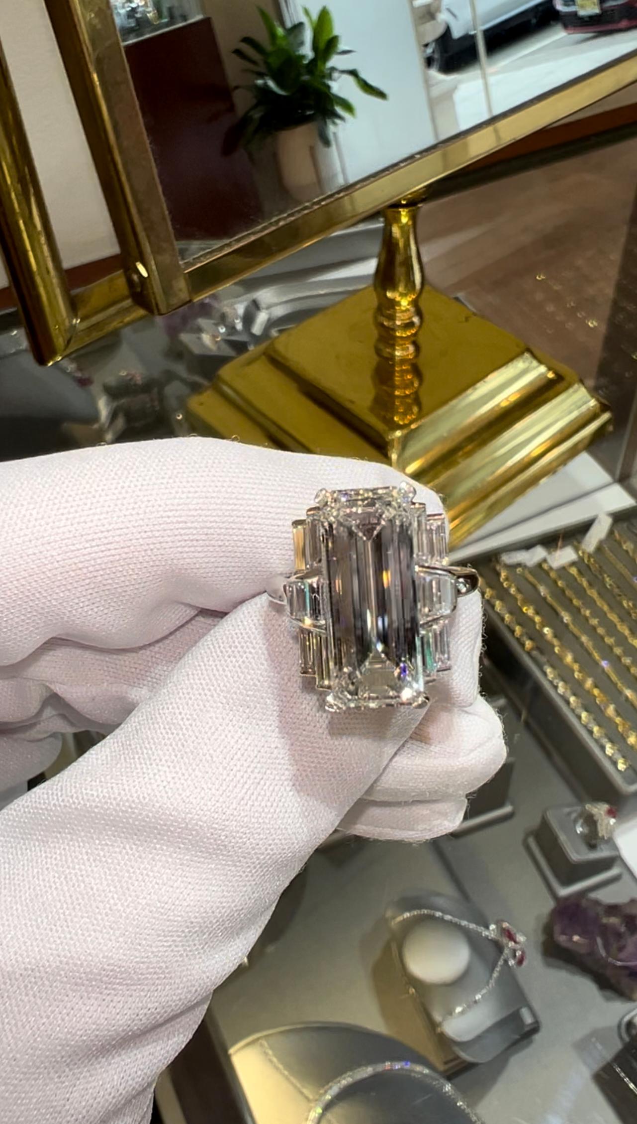 Art Déco Elongated Emerald Cut GIA 9.63ct Antique Art Deco Ring Statement Piece in vendita