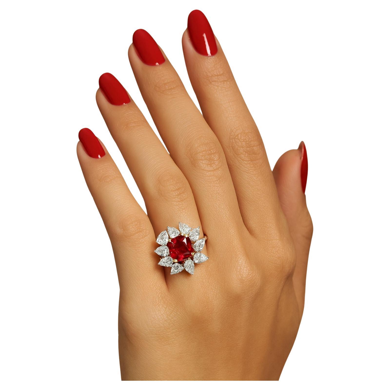 Anello con cluster di rubini e diamanti senza calore da 1,87 carati certificato GIA e AGL in oro 18 carati

Uno squisito pezzo da esposizione che mette in mostra un raro rubino non riscaldato di qualità eccezionale, certificato sia dal GIA che