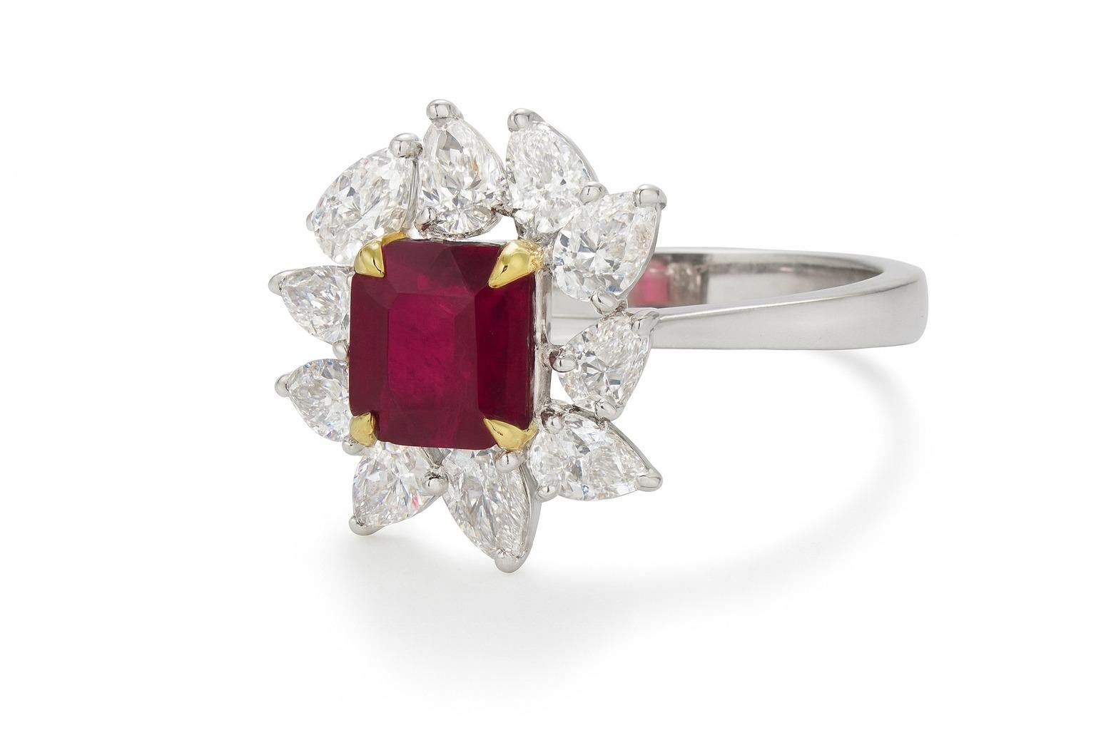 Taglio cuscino Anello con cluster di diamanti e rubini certificato GIA e AGL senza calore in oro 18 carati in vendita