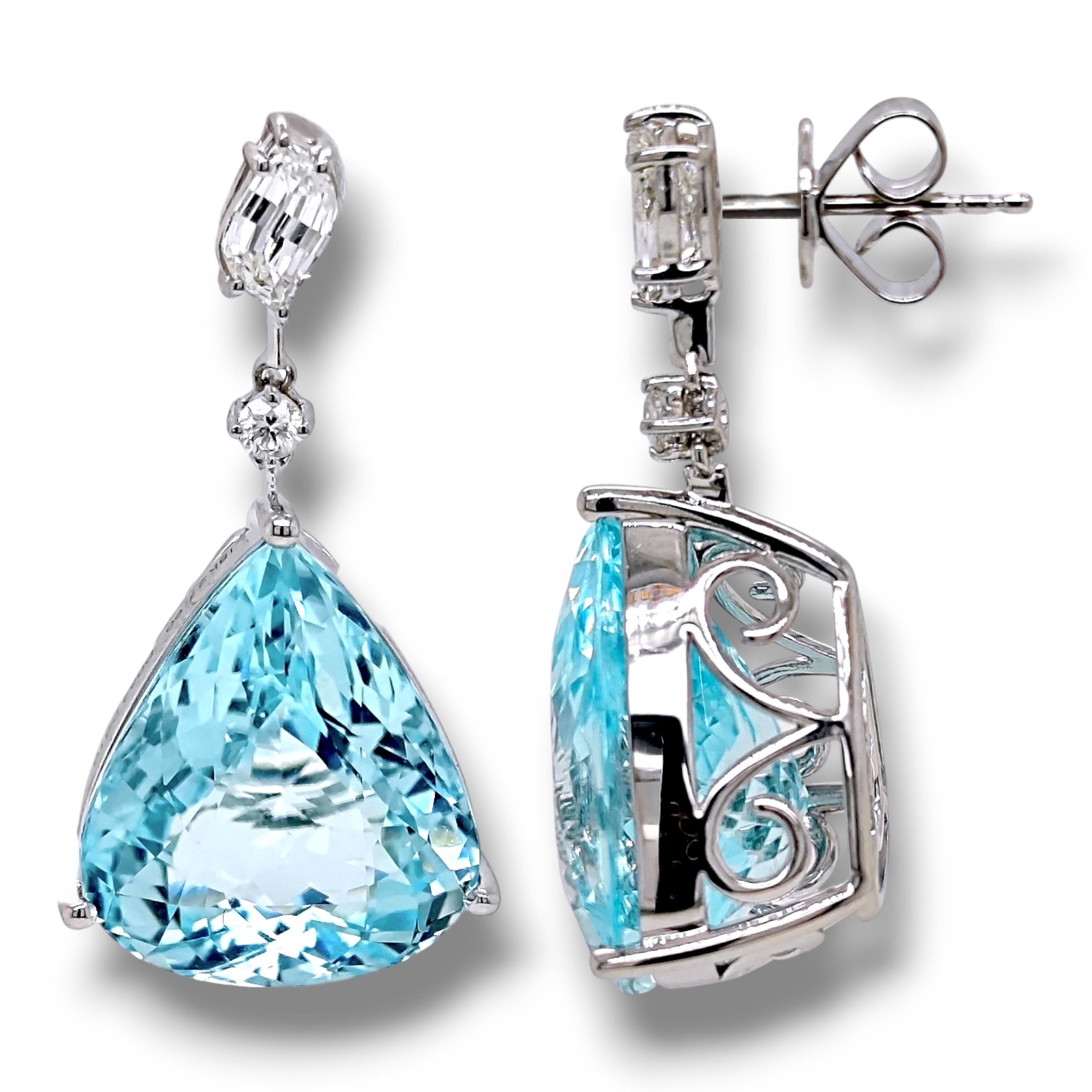 2 gemme di tormalina Paraiba a scacchiera verde-blu a 2 pietre: 27,9 carati
2 diamanti bianchi fantasia: 0,82 Carati
2 diamanti tondi bianchi: 0,10 Carati
Metallo: Oro bianco 18 carati, 6,90 grammi
Certificato GIA: 2231540341 
Certificato AIGS: