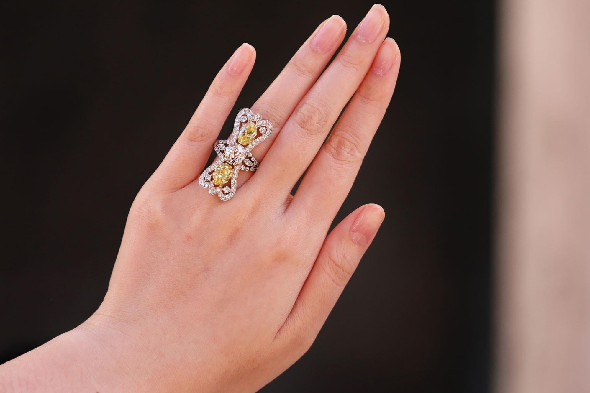 GIA Antiker Ring mit 3 Steinen, 4 Karat intensiv gelbem Fancy-Diamant (Alteuropäischer Schliff) im Angebot