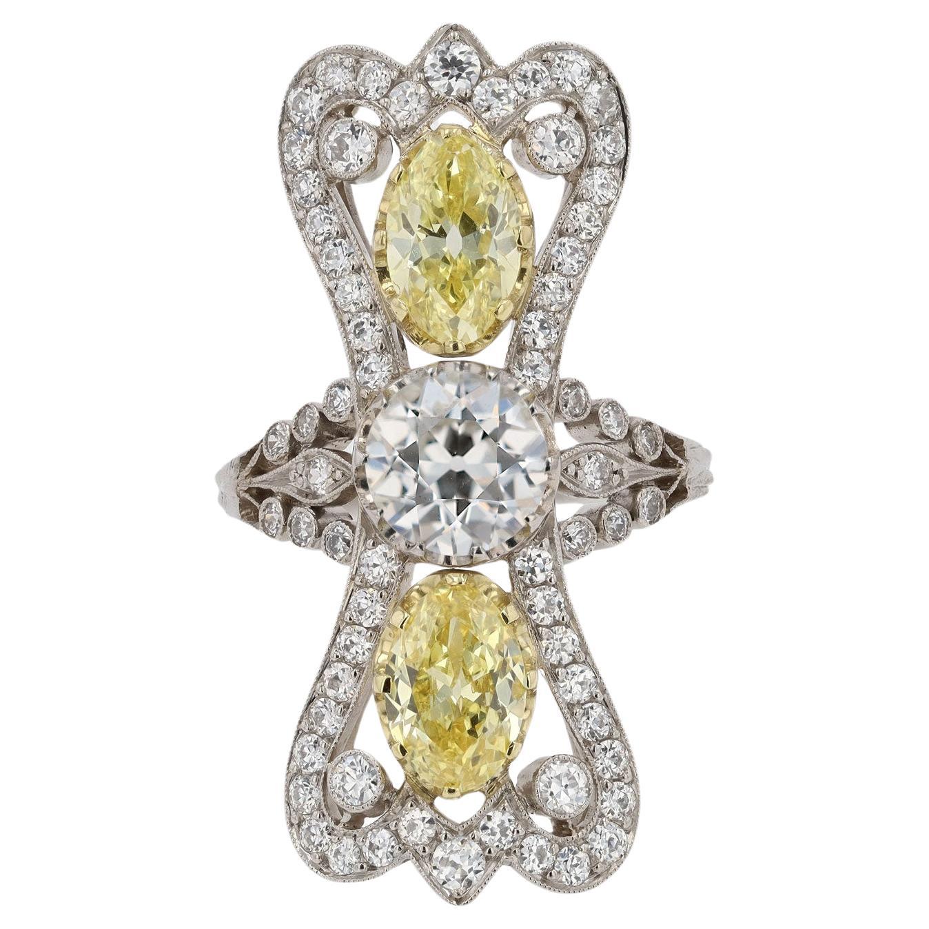 Bague ancienne de 3 pierres et diamant jaune intense fantaisie de 4 carats certifiée GIA en vente
