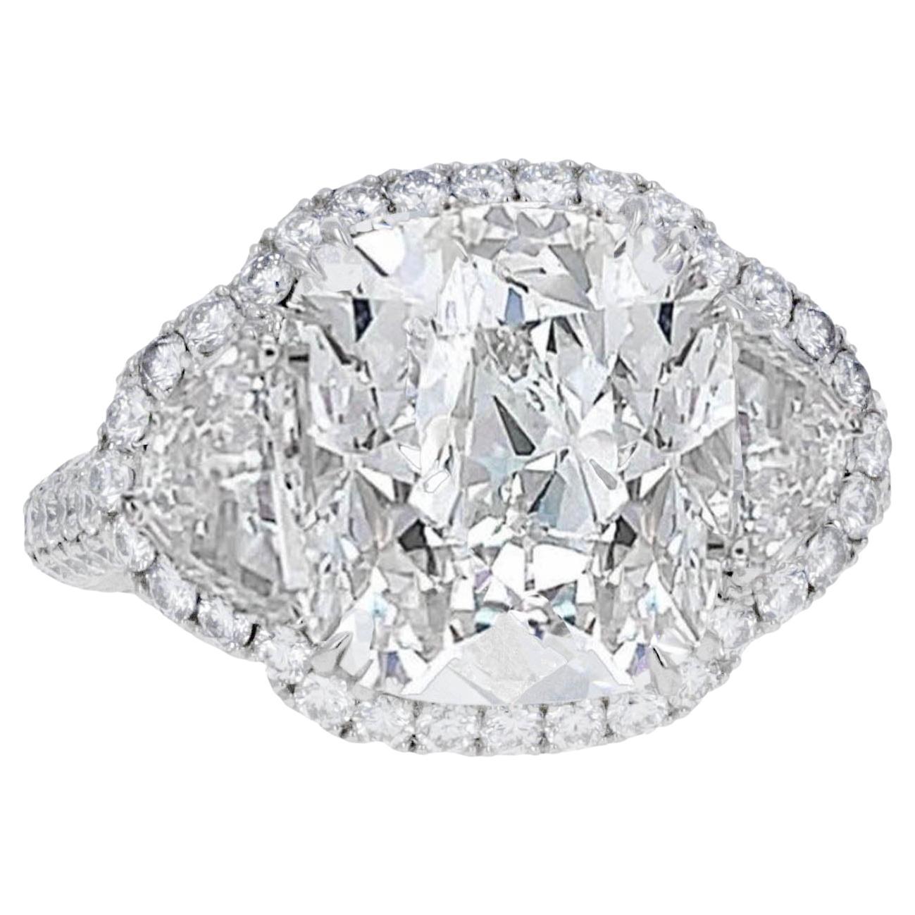 GIA Antiker Verlobungsring mit Diamant im Kissenschliff und drei Steinen im Angebot