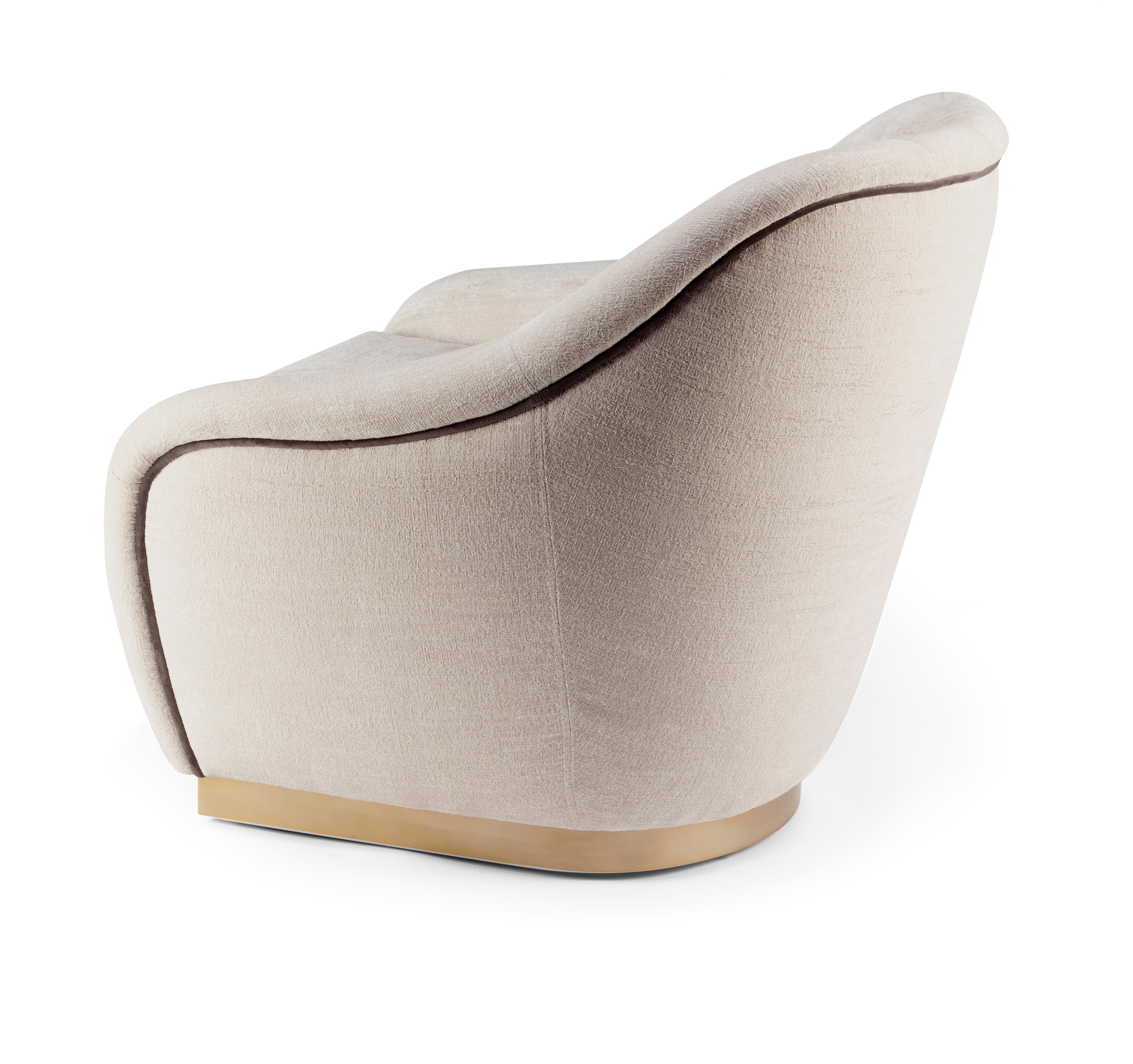 Round, smooth lines, with a combination of smooth and sculpted fabric, with its upholstered back texture carefully sewed and brass base, Gia’s delicate balance is unmistakable. A spirit of class and tranquility emanates from this comfortable