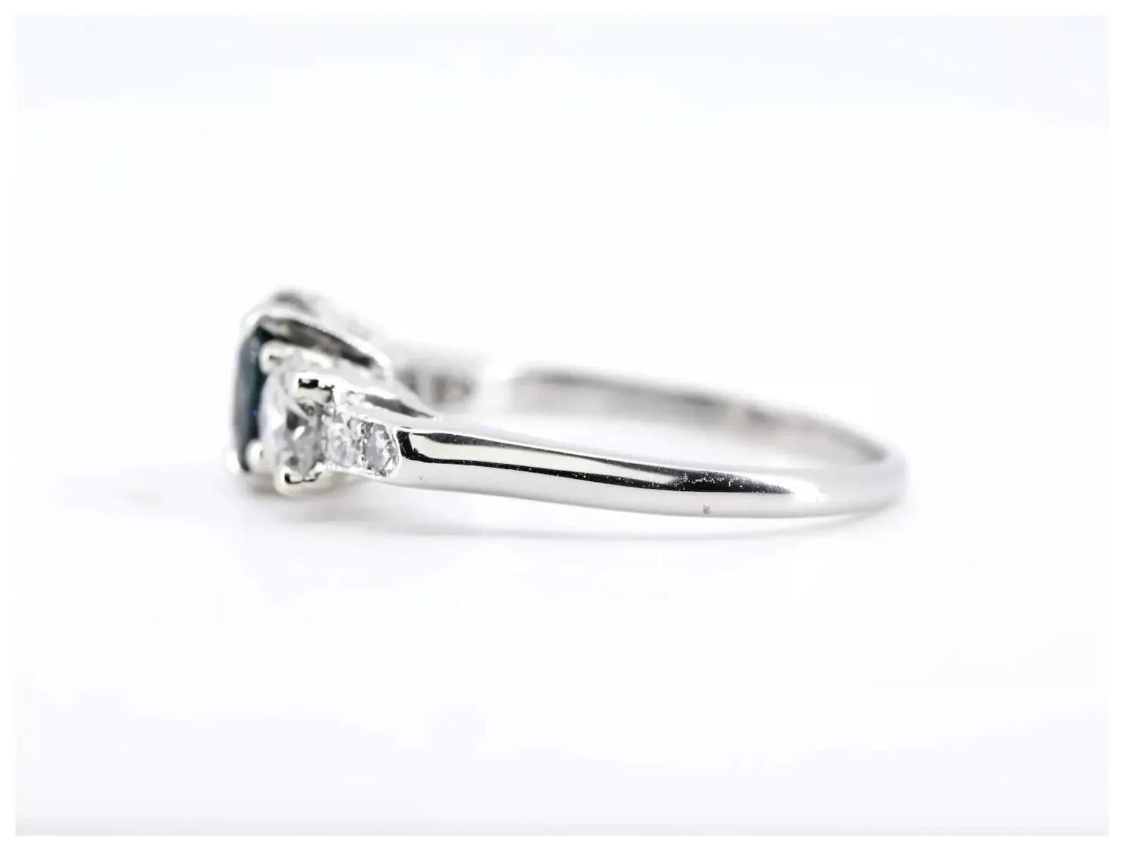 
Eine circa 1920's No Heat Saphir und Diamant Verlobungsring Stil in Platin. Im Mittelpunkt des Rings steht ein 1,12 Karat schwerer GIA-zertifizierter No Heat-Saphir. Der Saphir wird eingerahmt von einem Paar Diamanten im alten europäischen Schliff