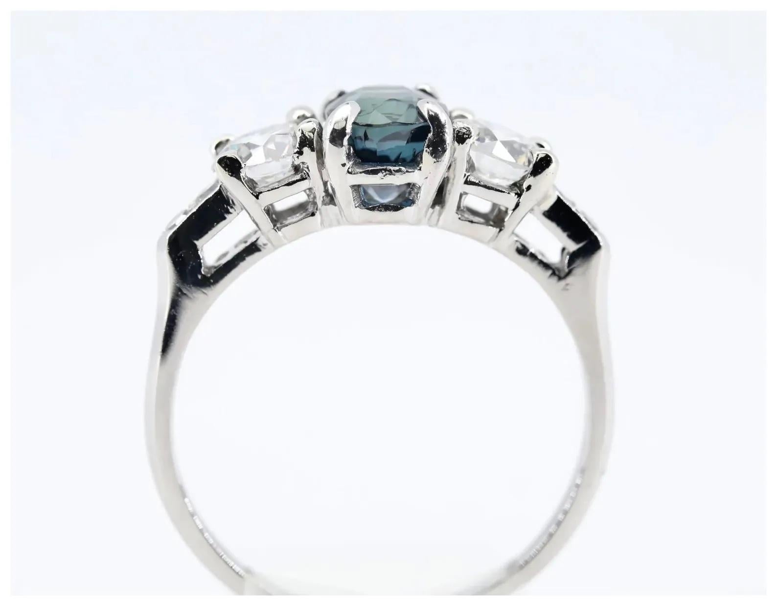 GIA Art Deco Ring mit drei Steinen aus Platin mit unbehandeltem Saphir und Diamant 1,80 ctw (Ovalschliff) im Angebot