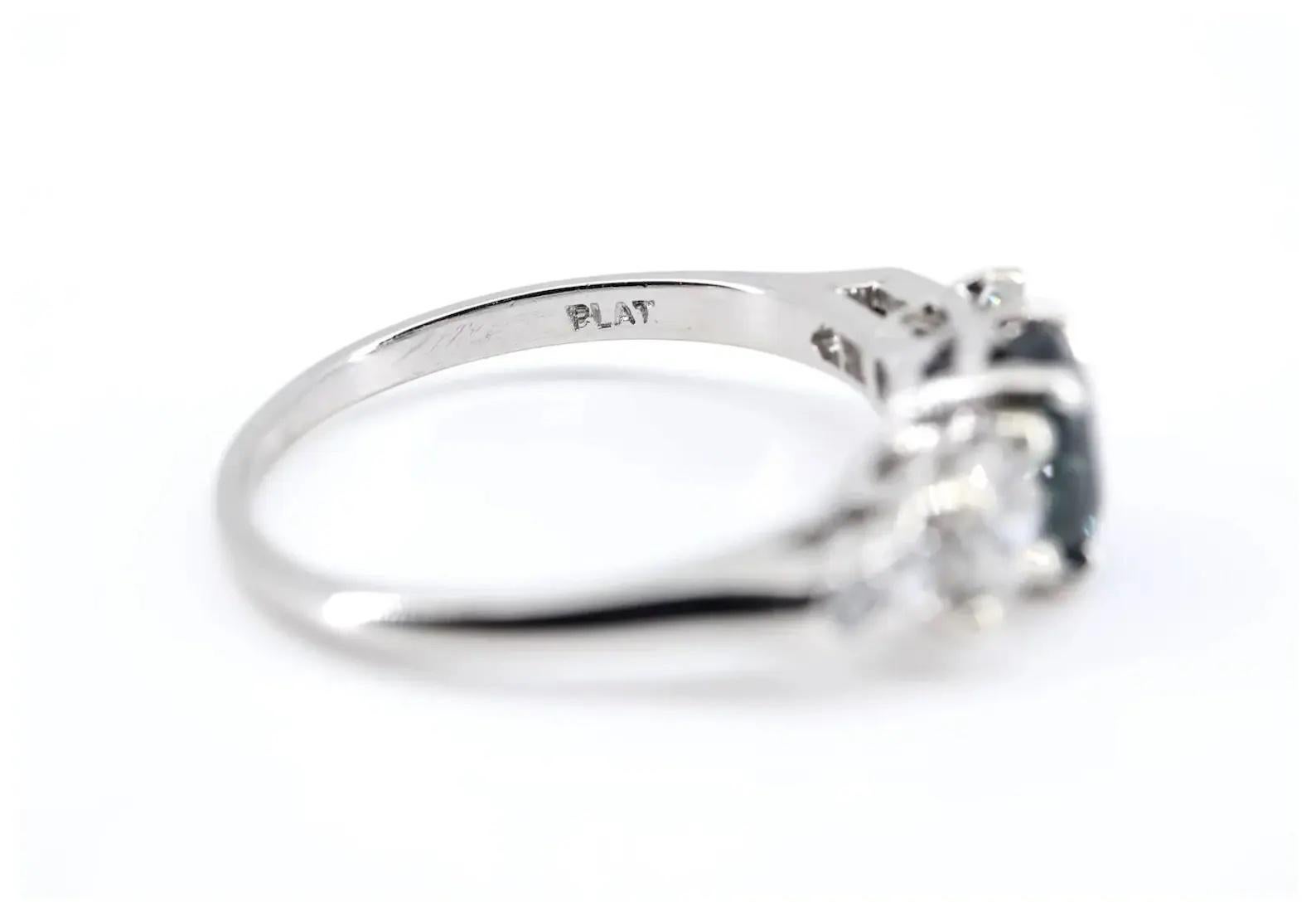 GIA Anello a tre pietre con zaffiro e diamante Deco No Heat in platino 1,80ct In condizioni buone in vendita a Boston, MA
