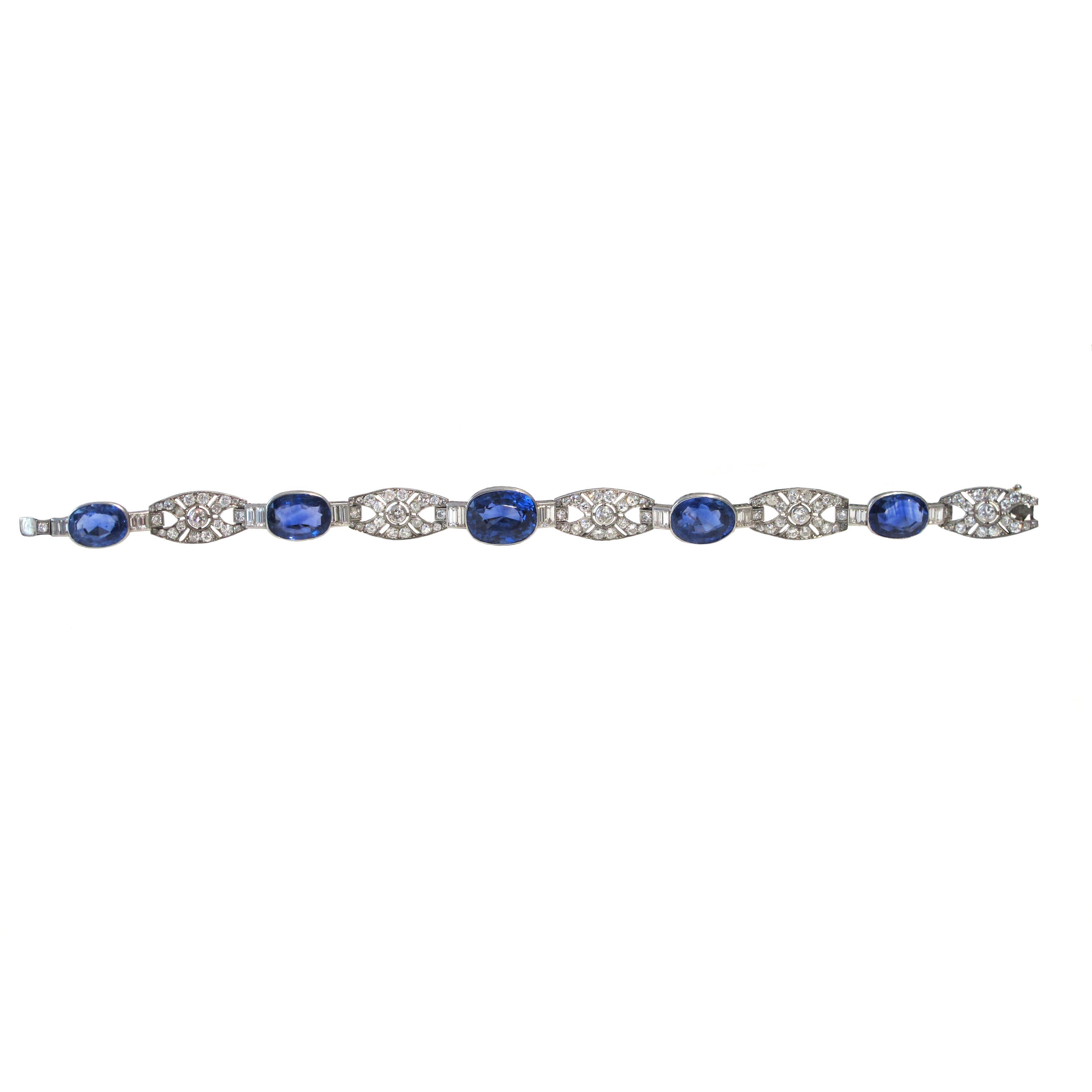Bracciale tennis in platino Art Deco con zaffiri e diamanti certificato GIA. 
Questo squisito bracciale Art Deco in platino è davvero unico nel suo genere e riflette un'eleganza senza tempo e una maestria superiore. Il bracciale presenta cinque