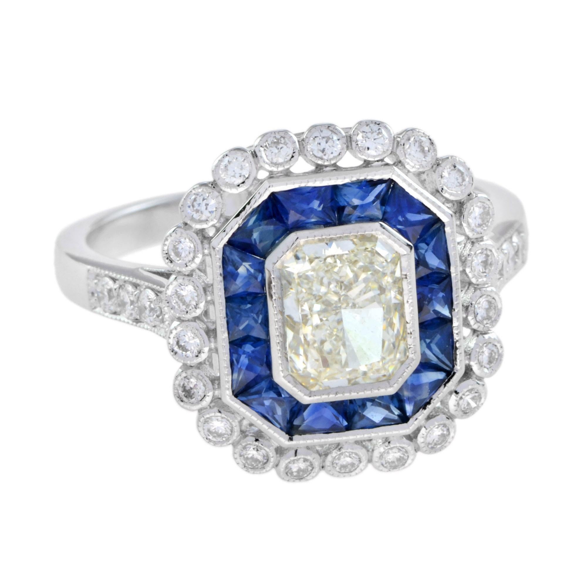 Bague cible en or blanc 18 carats, diamant central K/VS, anneau extérieur de diamants ronds, anneau intérieur de saphirs de taille française, finition avec bordure millgrain, épaulement en diamants.
Informations sur l'anneau
Style : Art Déco
Métal :