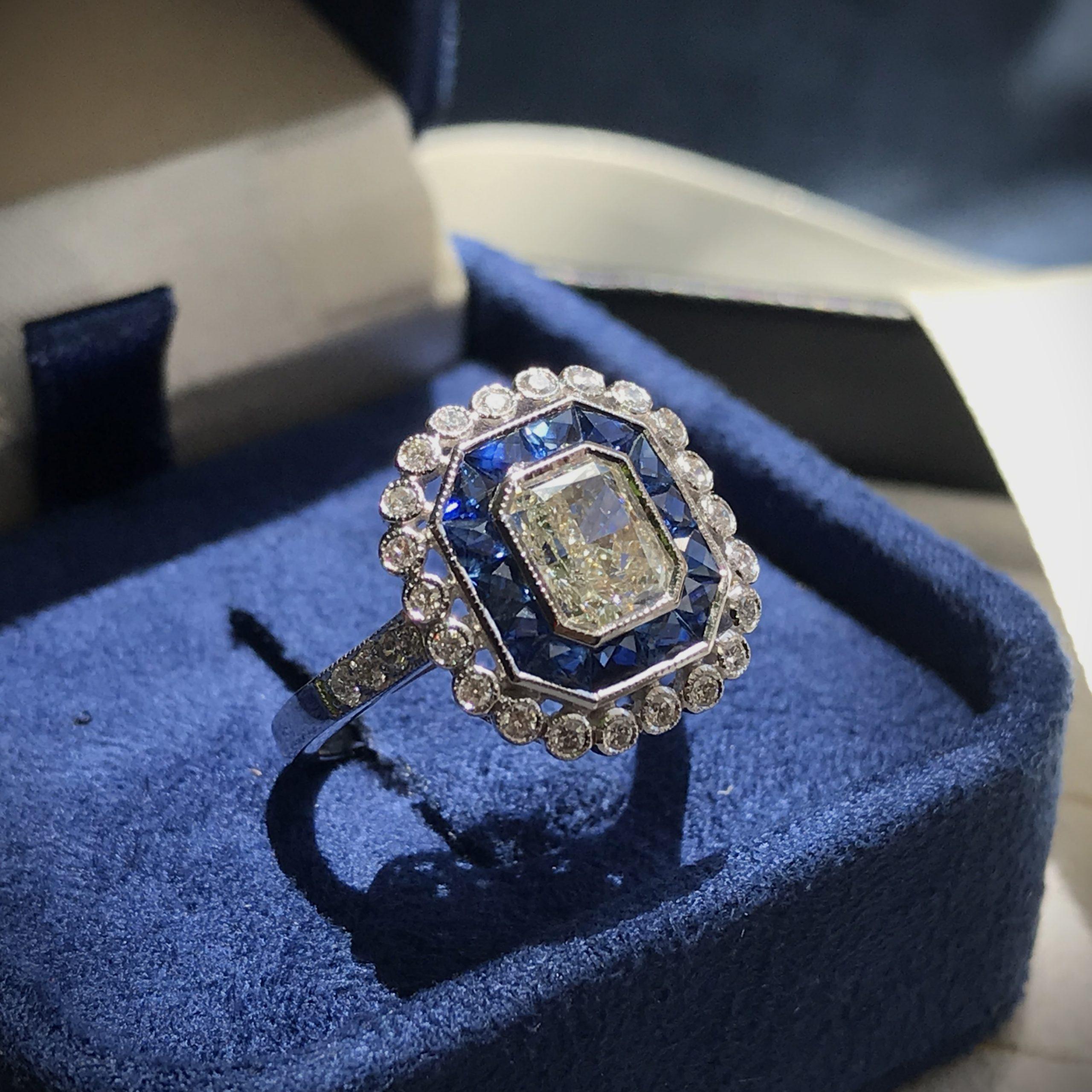 GIA Bague en or blanc 18 carats de style art déco avec halo de saphirs bleus et de diamants de forme rayonnante Pour femmes en vente