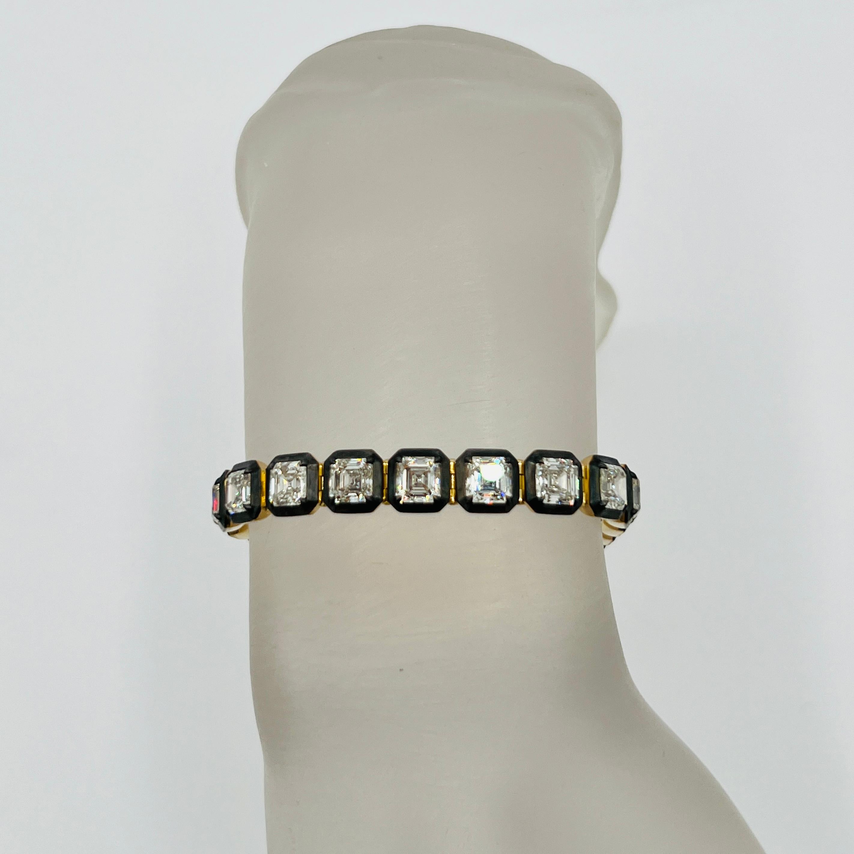 Magnifique 20.87 ct. IJ FL-VS2 diamant blanc taille asscher.  Fabriqué à la main en or jaune 18k et rhodium noir.  Total de 23 pierres, chacune de 0,90 ct.  La longueur est de 7