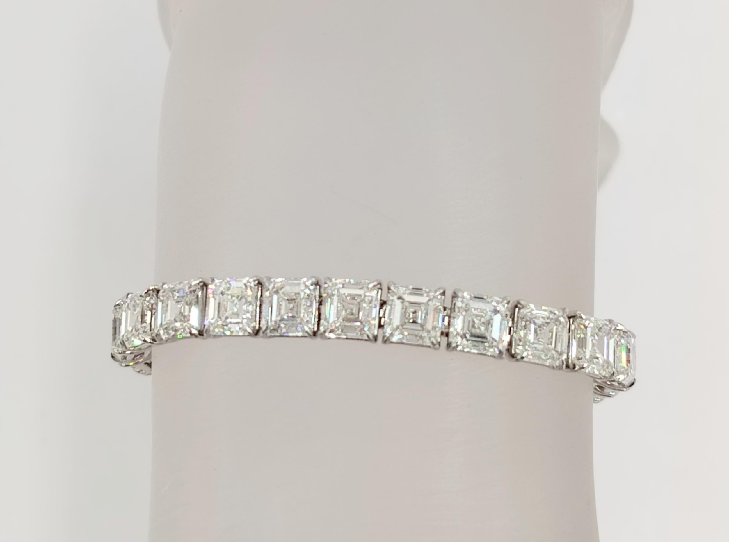 Bracelet tennis en or blanc 18 carats avec diamants taille Asscher de 31,10 carats certifiés GIA Unisexe en vente