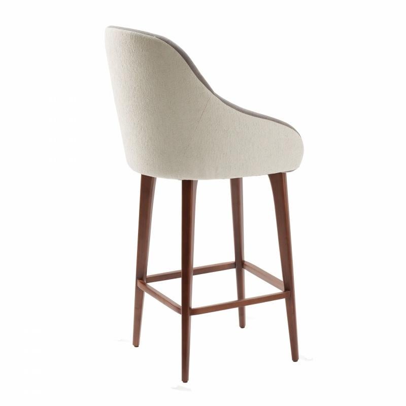 Round, smooth lines, with a combination of smooth and sculpted fabric, with its upholstered back texture carefully sewed and brass base, Gia’s delicate balance is unmistakable. A spirit of class and tranquility emanates from this comfortable chair.