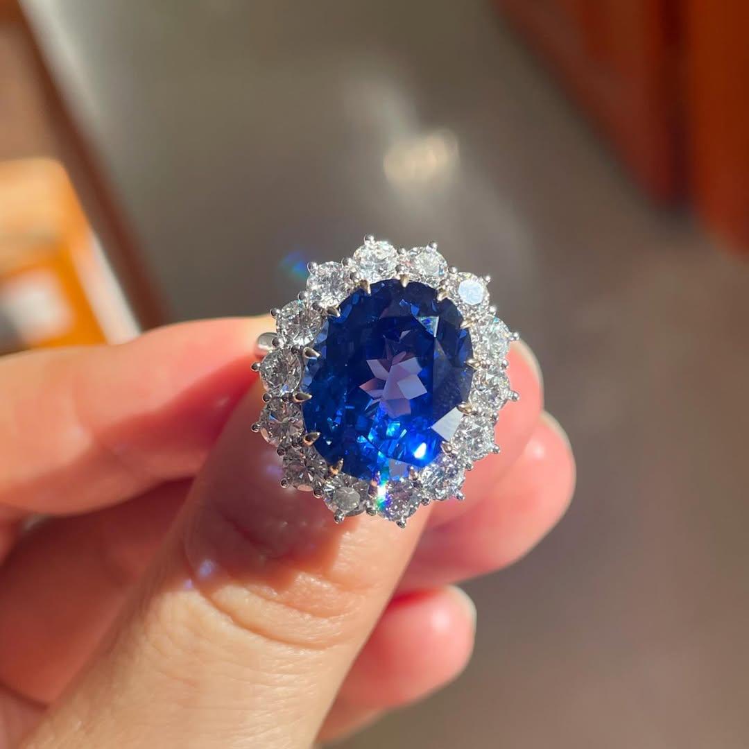 GIA & Bellerophon zertifizierter 11,32 Karat Diamantring mit intensivem blauem Saphir im Zustand „Neu“ im Angebot in Chicago, IL