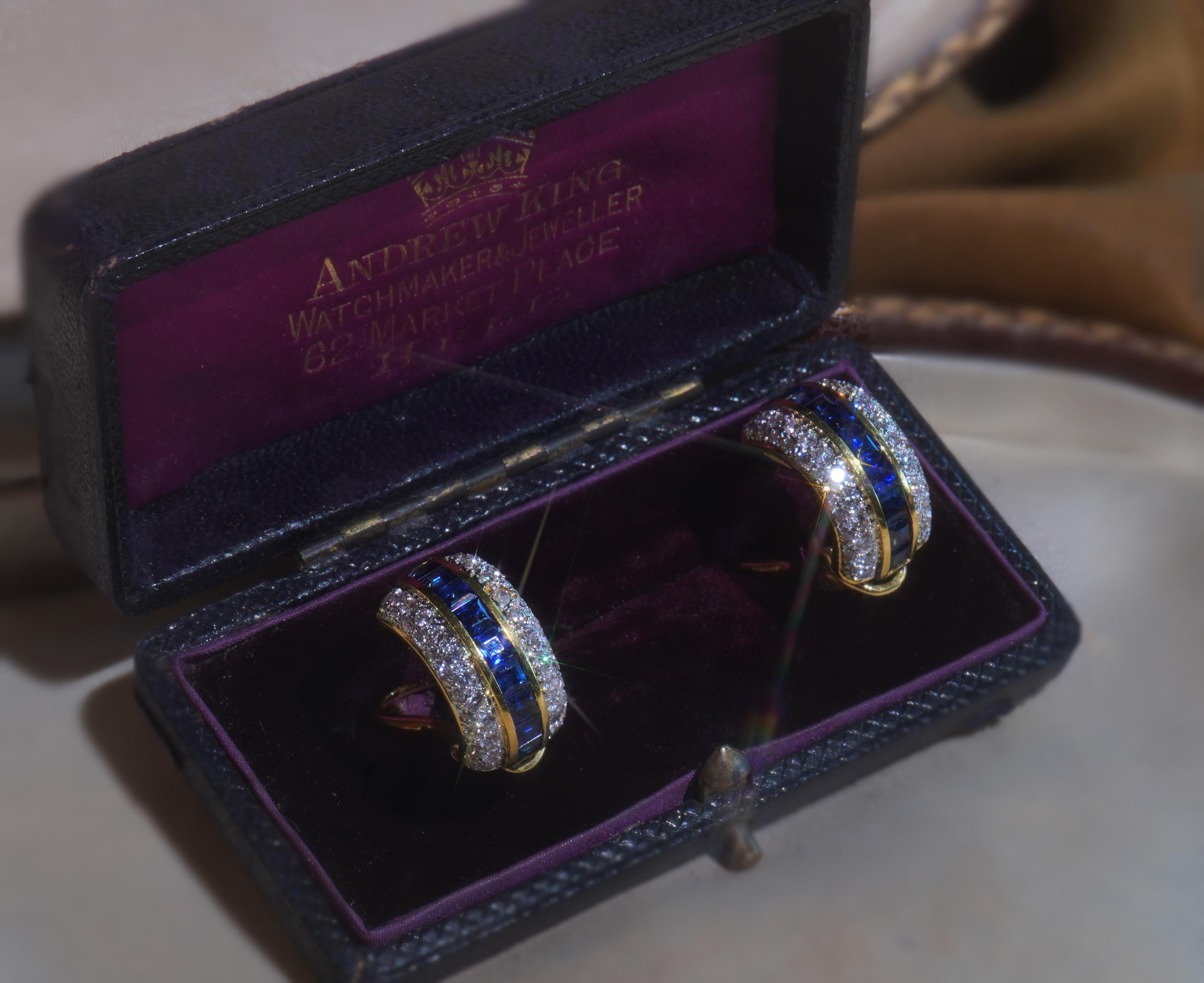 GIA Saphir Bleu NO HEAT Diamant 18K Boucles d'oreilles Vintage Perle Tahitienne 3.96 CTS Bon état - En vente à Sylvania, GA