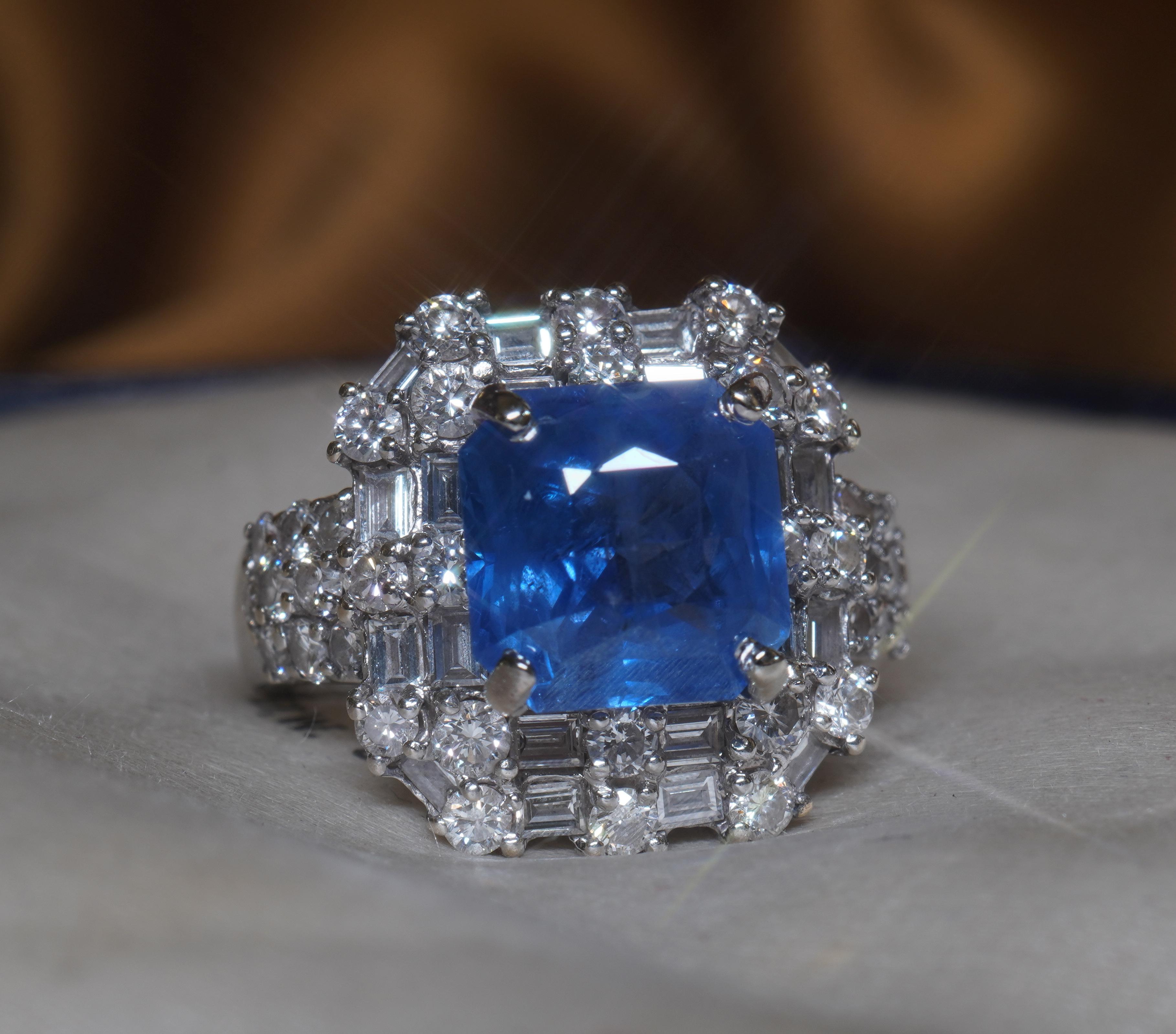 Bague vintage VS fine 9,34 carats avec saphir bleu du Sri Lanka non chauffé et diamant 18 carats certifié GIA en vente 4