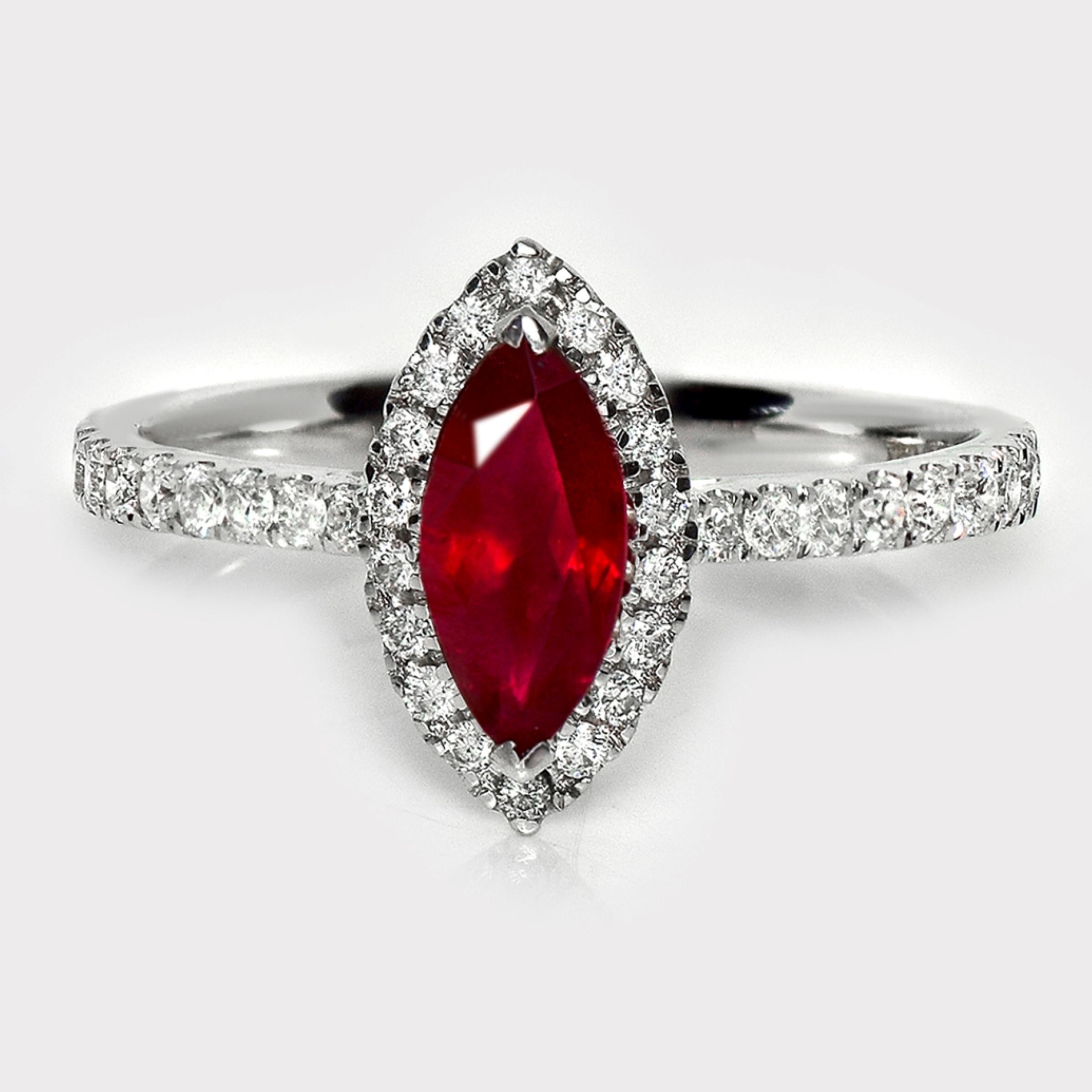 *Anello di fidanzamento con rubino di sangue di piccione in oro bianco 18 carati GIA Burma 1,01 ct

Il rubino naturale rosso vivo della Birmania (Pigeon Blood), certificato GIA, è la pietra centrale del peso di 1,01 carati, incastonata nella fascia