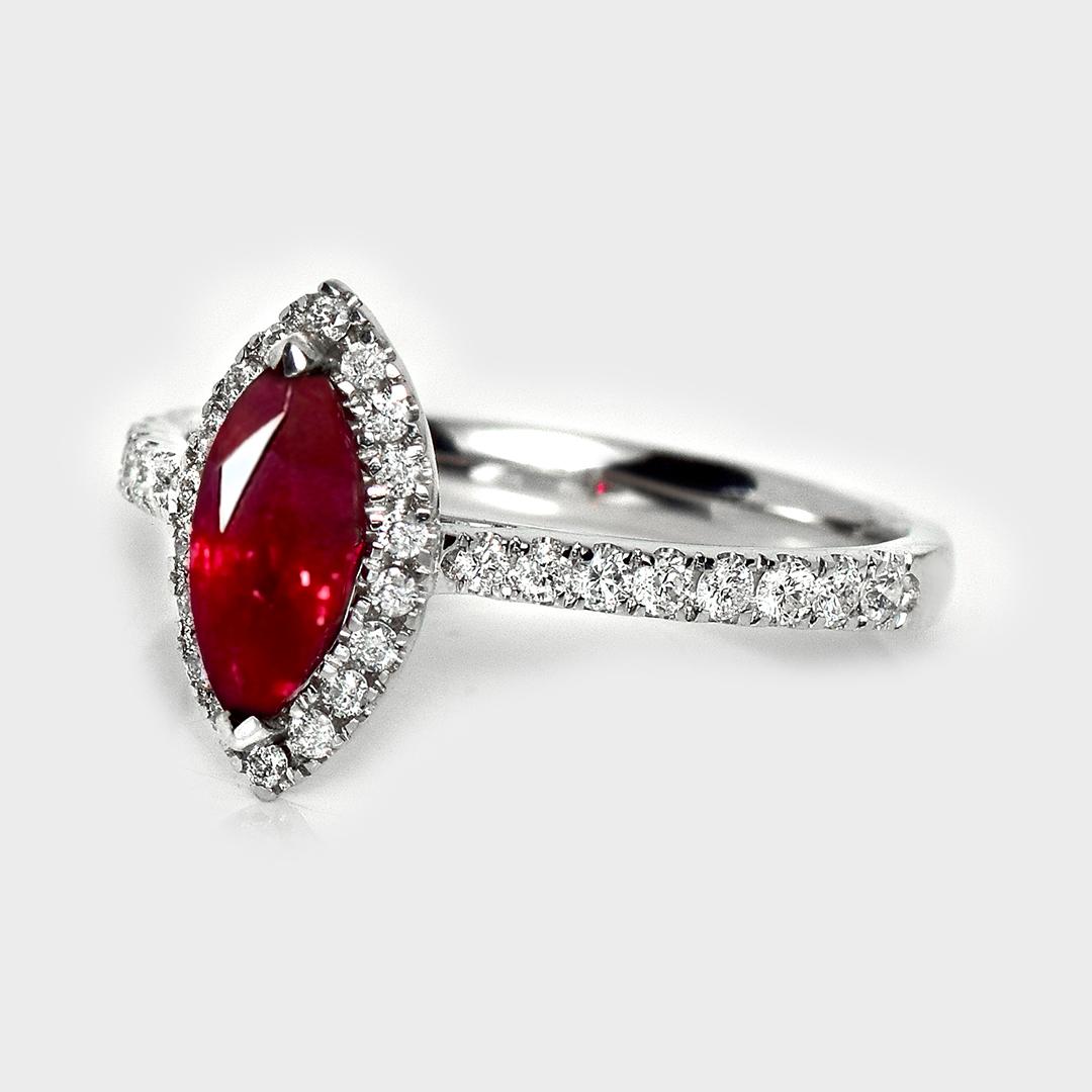 Taglio marquise GIA Birmania 1,01 carati in oro bianco 18 carati Anello di fidanzamento con rubino sangue di piccione in vendita
