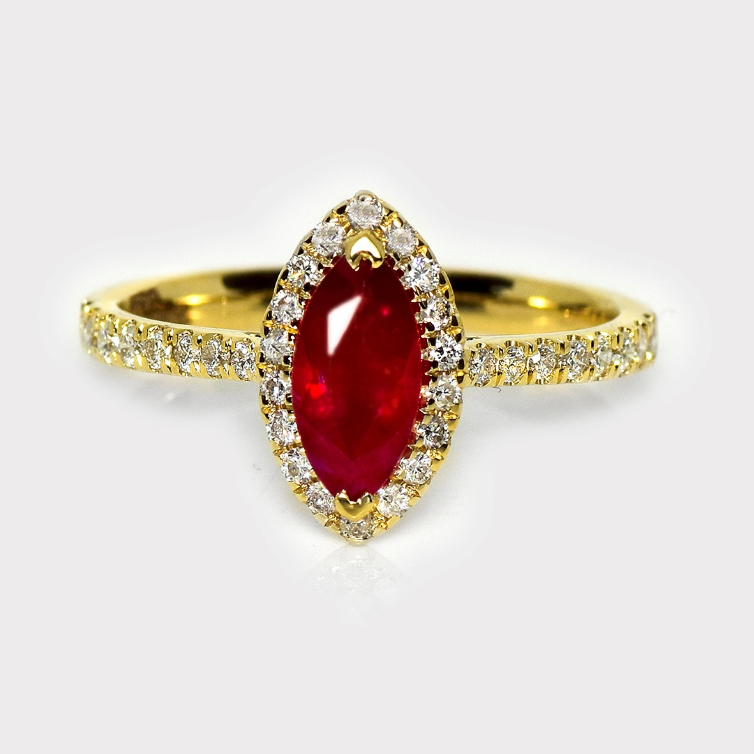 *Bague de fiançailles en or jaune GIA 1,11 ct de rubis sang de pigeon*.

La pierre centrale est un rubis rouge vif de Birmanie (sang de pigeon) certifié par le GIA pesant 1,11 ct, serti sur un anneau en or jaune 18 carats en forme de halo et pavé de
