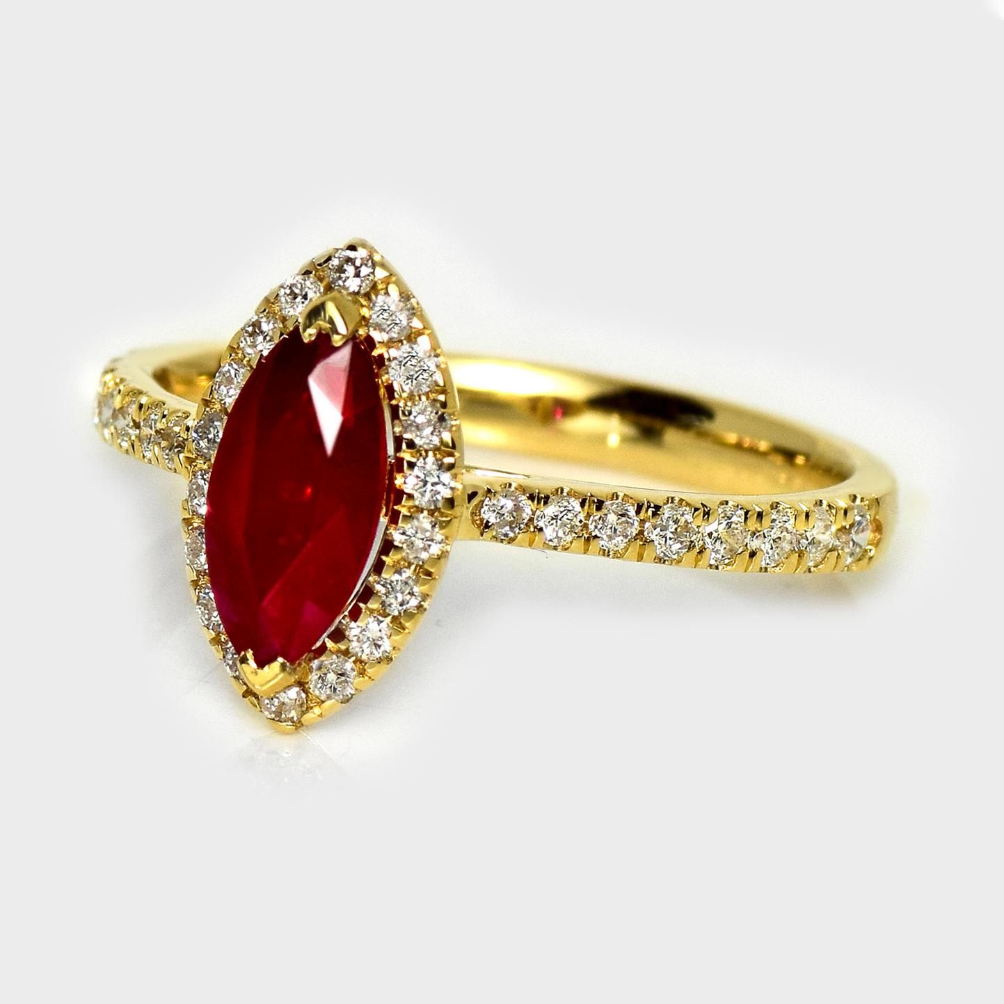 Taille Marquise GIA Bague de fiançailles en or jaune 18 carats rubis sang de pigeon 1,11 ct en vente