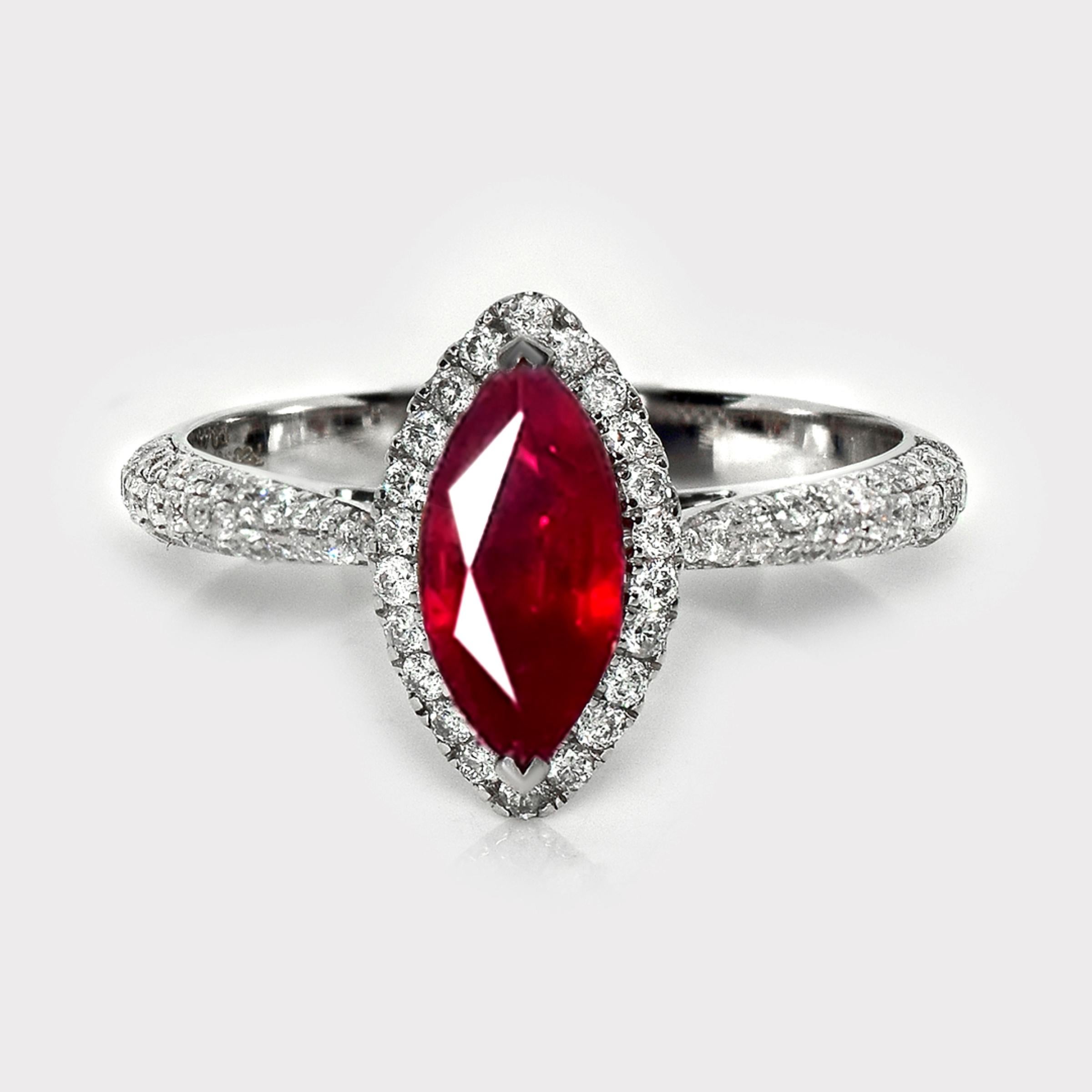 *Anello di fidanzamento con rubino di sangue di piccione in oro bianco 18 carati* GIA Burma 1,31 carati

Il rubino naturale rosso vivo della Birmania (Pigeon Blood), certificato GIA, è la pietra centrale del peso di 1,31 carati, incastonata nella