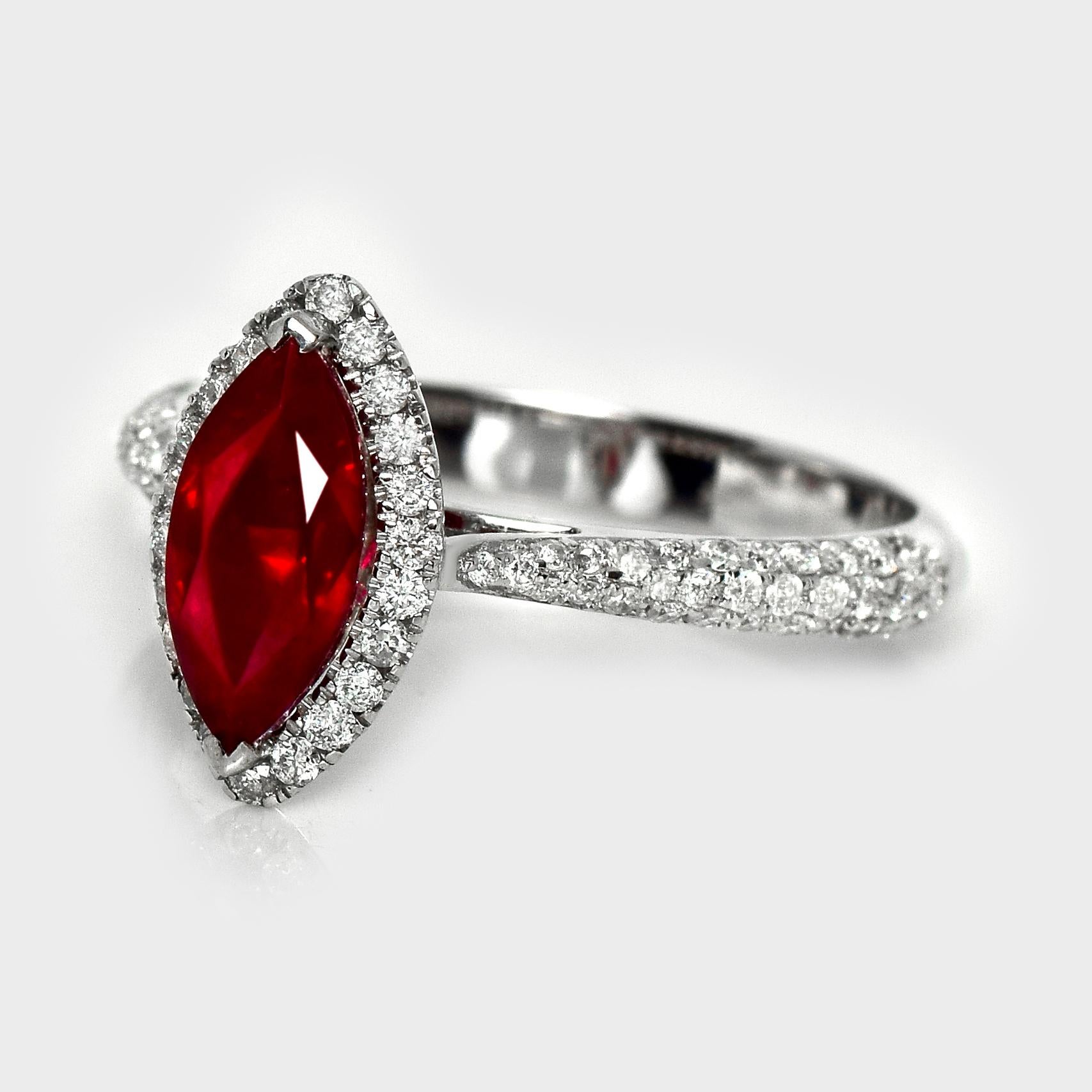 Taglio marquise GIA Birmania 1,31 carati in oro bianco 18 carati Anello di fidanzamento con rubini di sangue di piccione in vendita