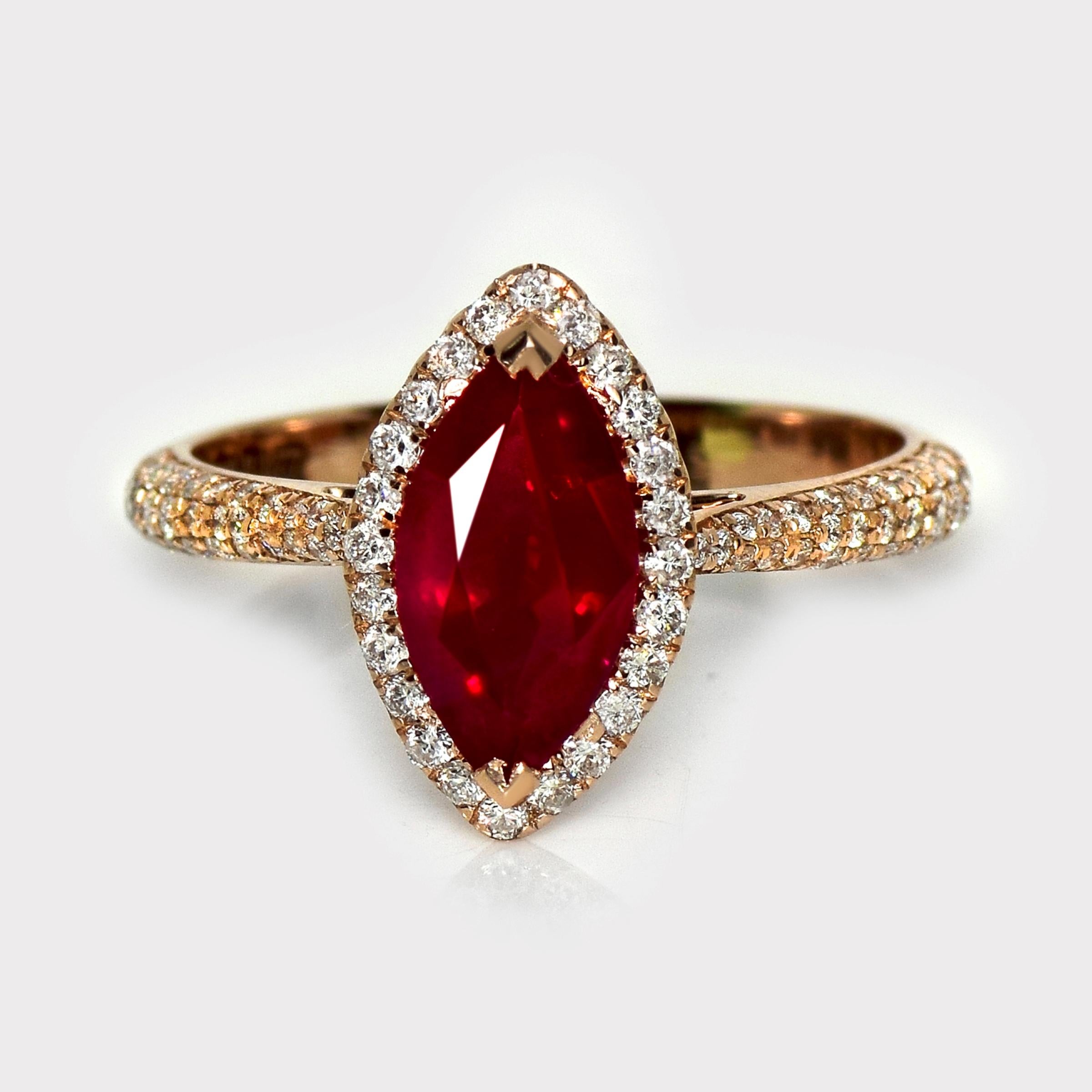 *Bague de fiançailles GIA en or rose 18 carats, rubis sang de pigeon, 1,77 ct*.

La pierre centrale est un rubis rouge vif de Birmanie (sang de pigeon) certifié par le GIA pesant 1,77 ct, serti sur un anneau en or rose 18 carats en forme de halo