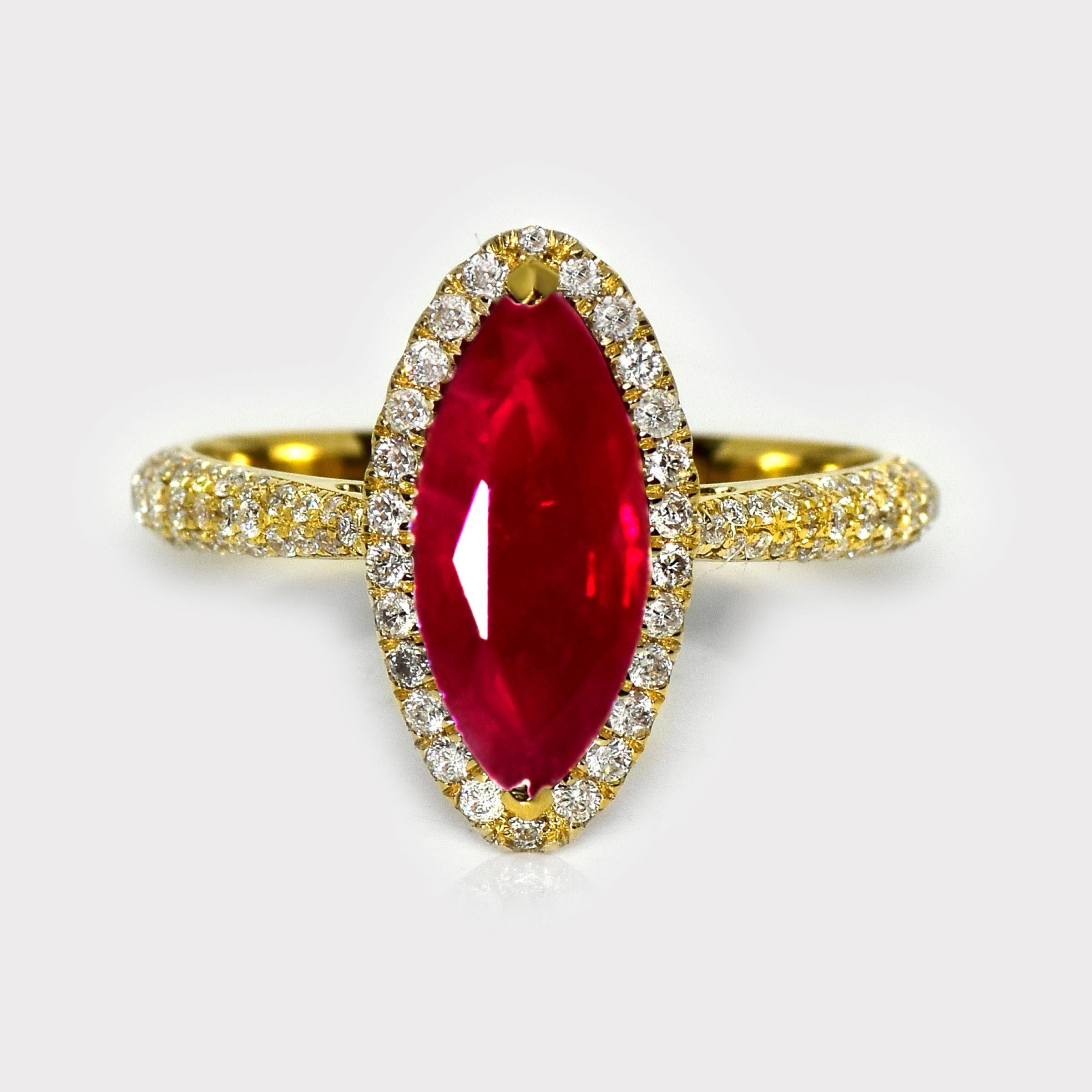 *Anello di fidanzamento con rubino di sangue di piccione in oro giallo 18 carati* GIA Burma 2,15 carati

Il rubino naturale rosso vivo della Birmania (Pigeon Blood), certificato GIA, è la pietra centrale del peso di 2,15 carati, incastonata nella