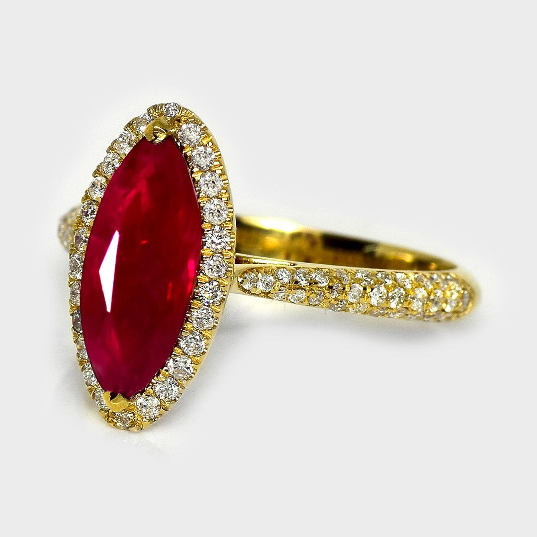 Taglio marquise GIA Anello di fidanzamento con rubino di sangue di piccione in oro giallo 18 carati da 2,15 carati in vendita