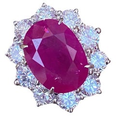 GIA Bague en platine au rubis chauffé de Birmanie, ovale de 7,71 carats, serti de diamants