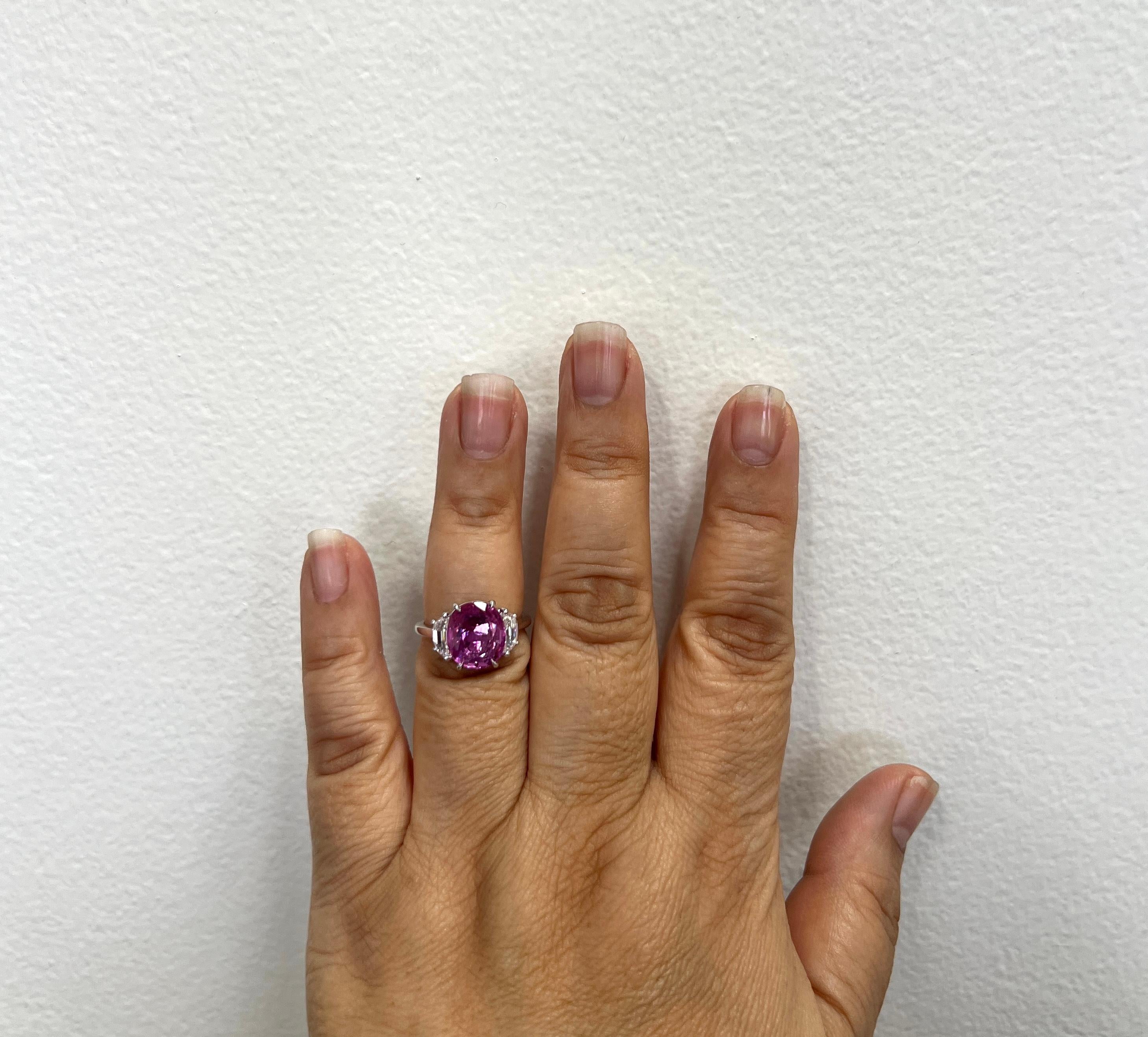 Splendido e vibrante esemplare da 4,19 ct. Zaffiro rosa ovale di Whiting con diamanti bianchi taglio Cadillac di buona qualità da 0,53 ct.  Realizzato a mano in oro bianco 18 carati.  Misura dell'anello 6,75.  Certificato GIA incluso.