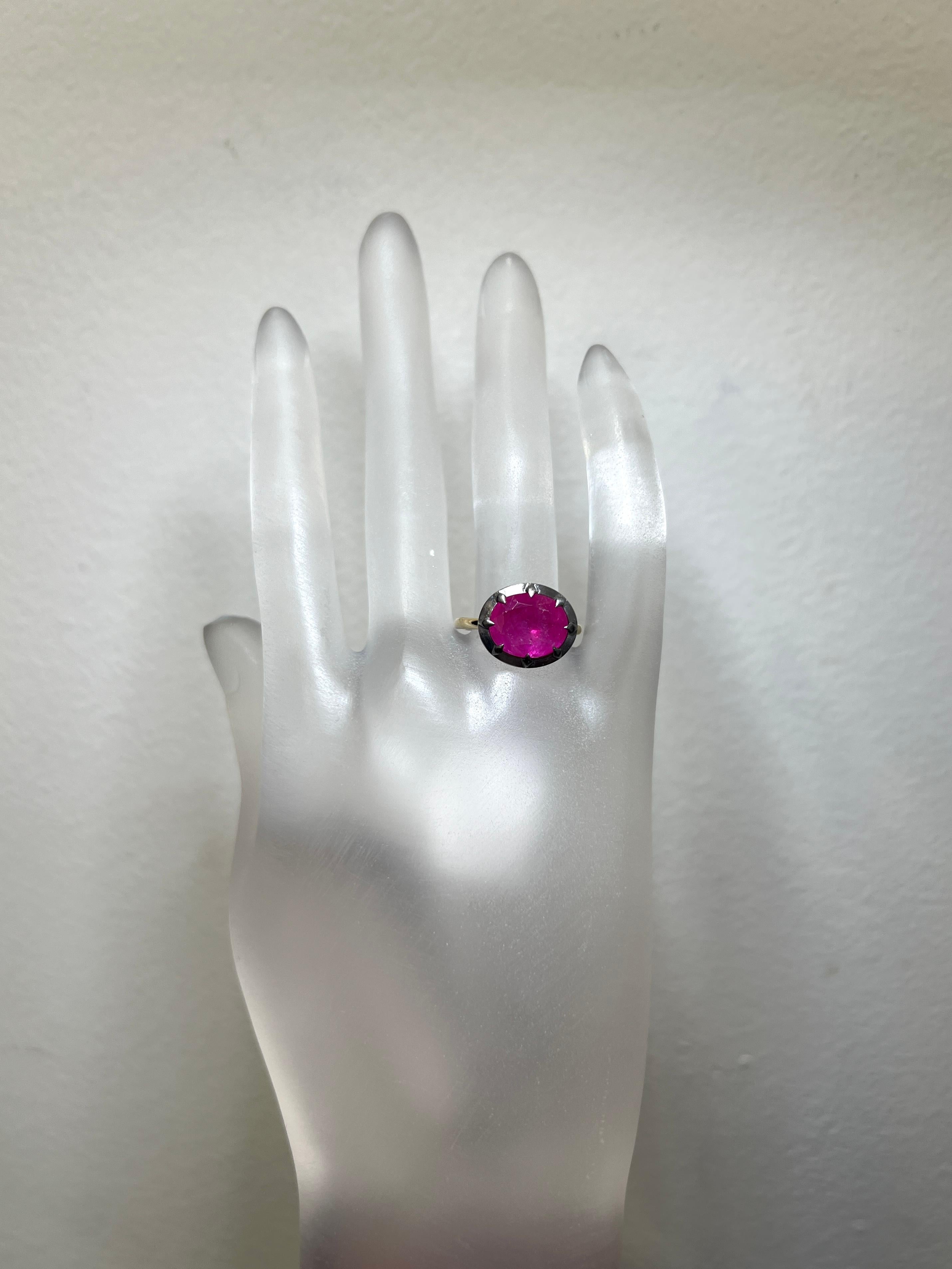 GIA Anillo de zafiro ovalado rosa púrpura de Birmania en oro amarillo de 18 quilates y rodio negro Corte oval en venta