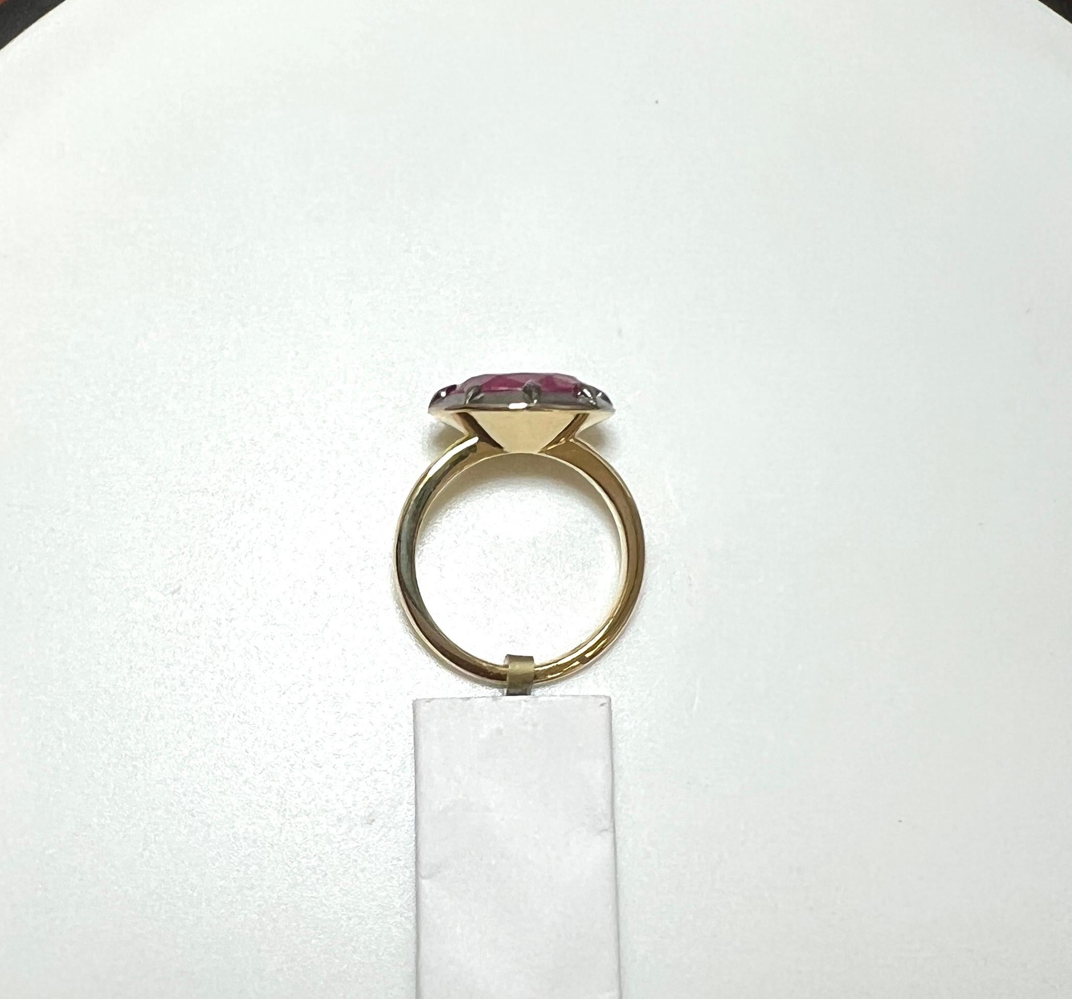 GIA Anillo de zafiro ovalado rosa púrpura de Birmania en oro amarillo de 18 quilates y rodio negro en Nuevo estado para la venta en Los Angeles, CA