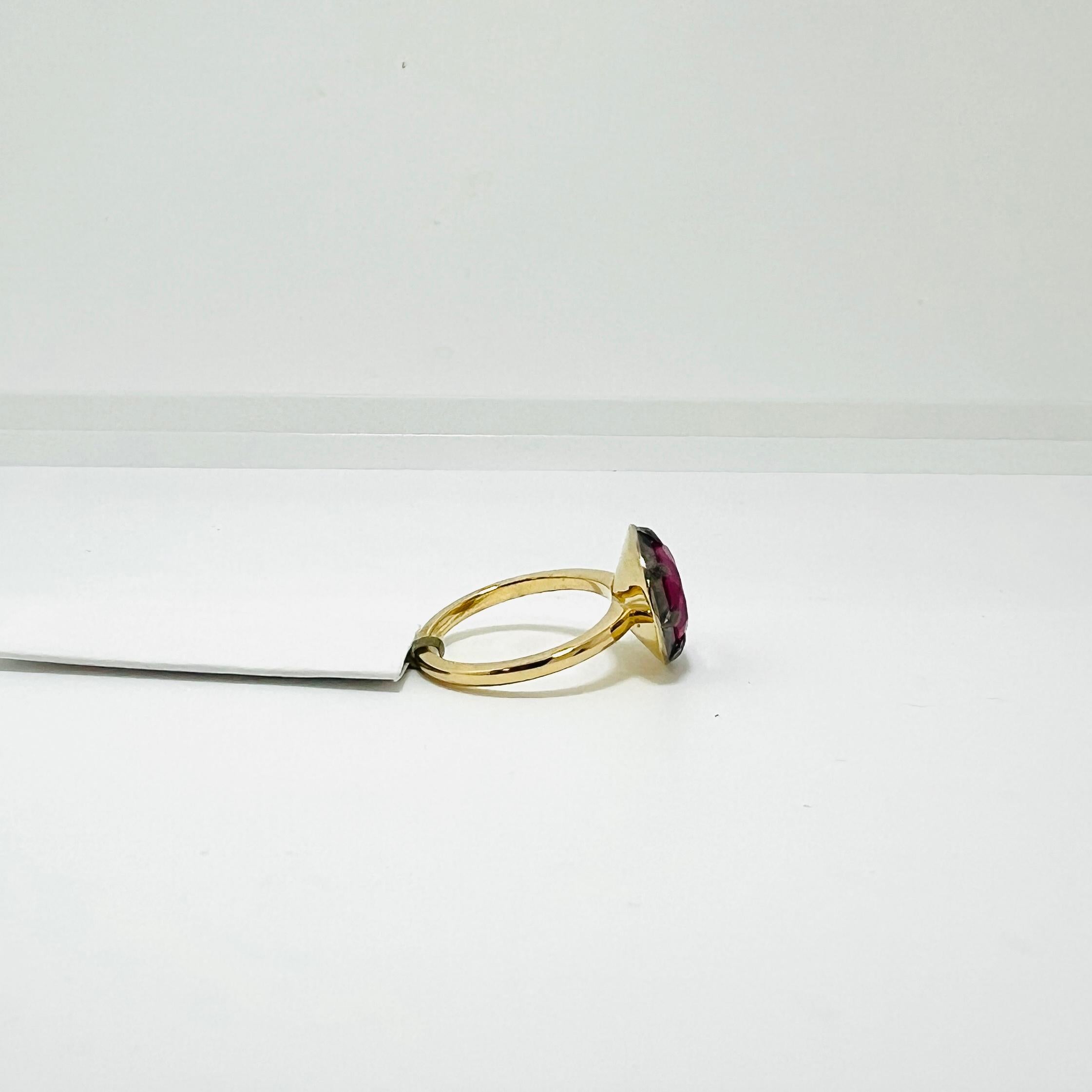 Femenino o masculino GIA Anillo de zafiro ovalado rosa púrpura de Birmania en oro amarillo de 18 quilates y rodio negro en venta