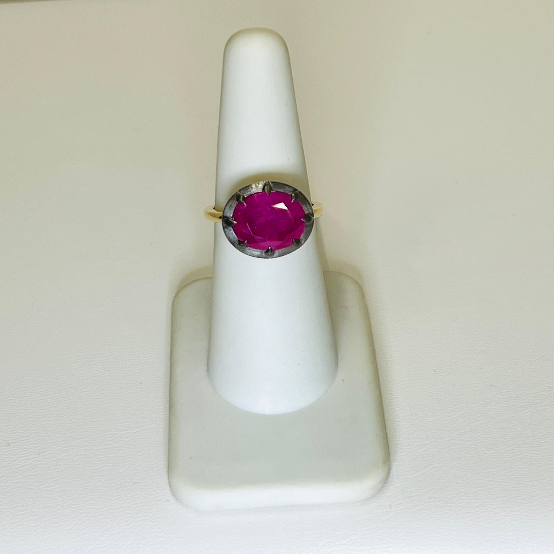 GIA Anillo de zafiro ovalado rosa púrpura de Birmania en oro amarillo de 18 quilates y rodio negro en venta 2