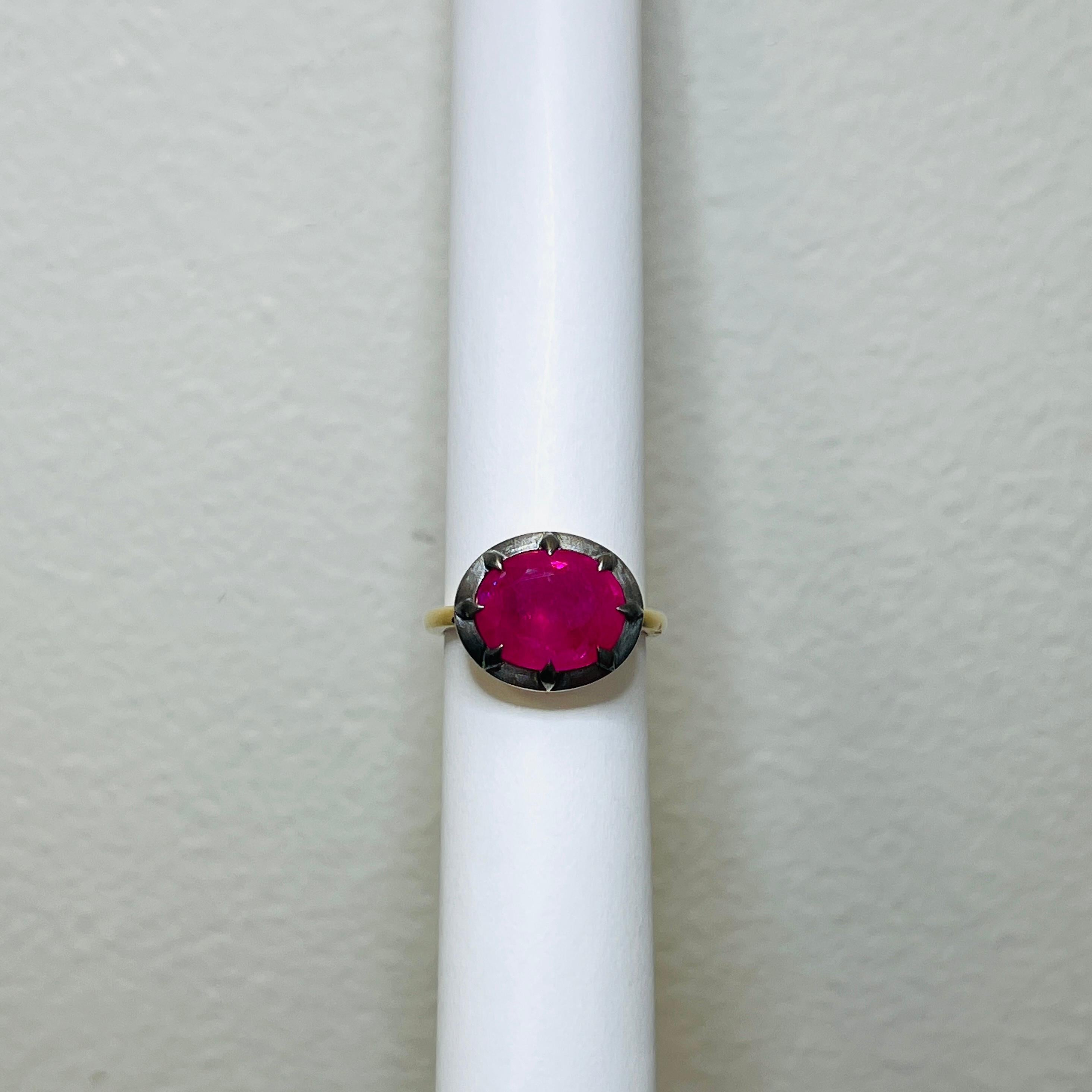 GIA Anillo de zafiro ovalado rosa púrpura de Birmania en oro amarillo de 18 quilates y rodio negro en venta 3