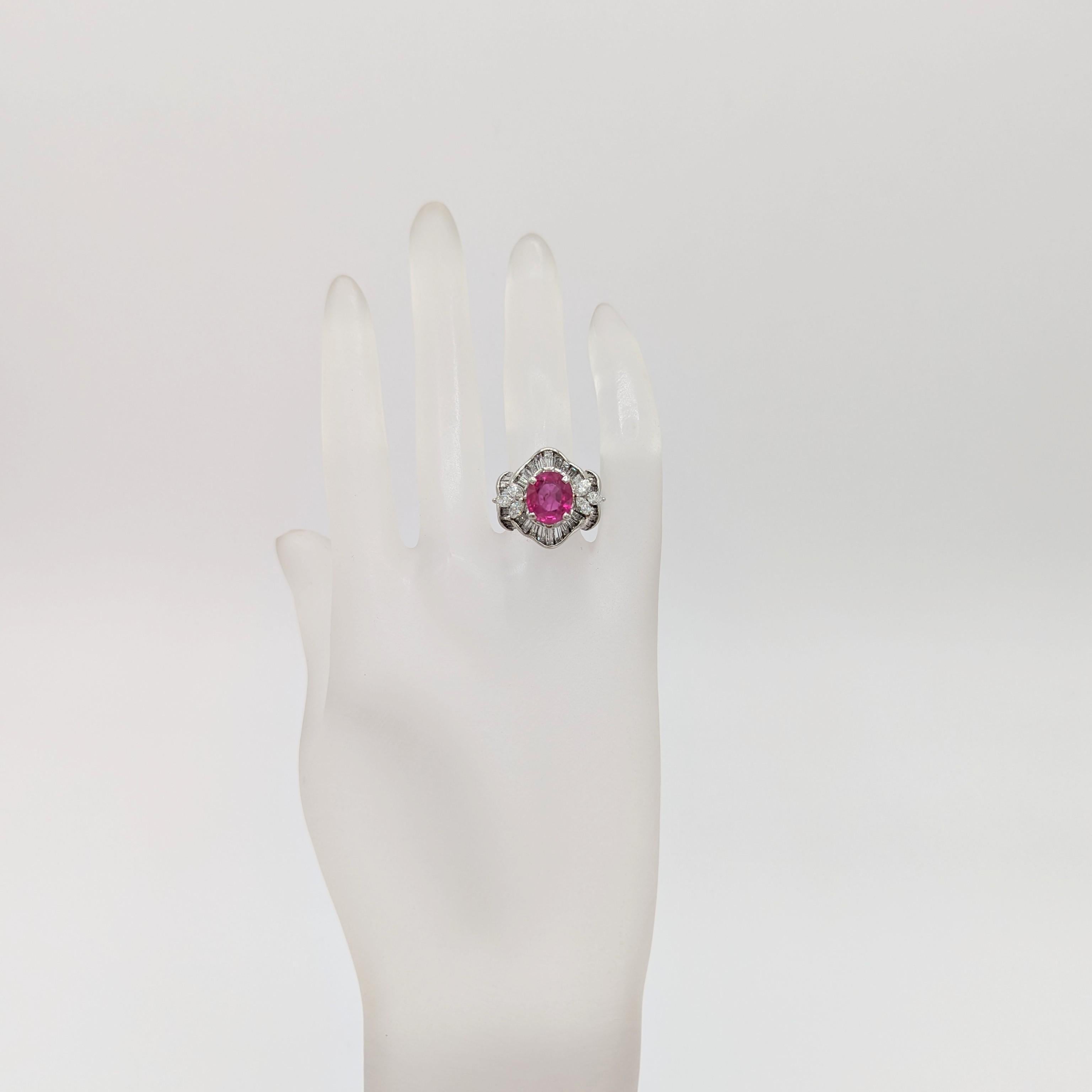 GIA Burma Ring aus Platin mit lila rotem Rubin und weißem Diamanten (Ovalschliff) im Angebot