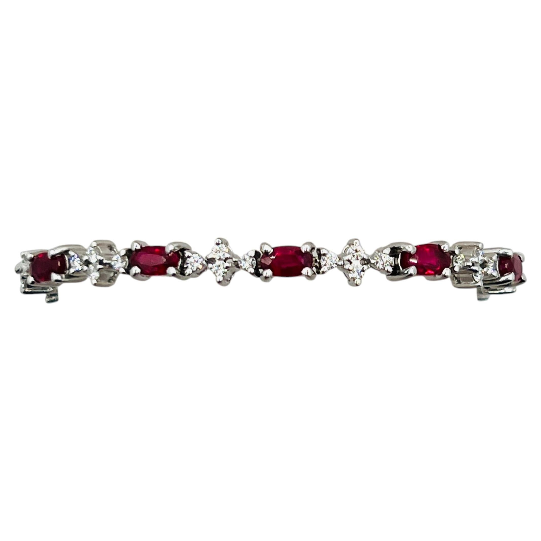 Bracciale con rubino di Birmania e diamanti bianchi GIA in oro bianco 18 carati in vendita