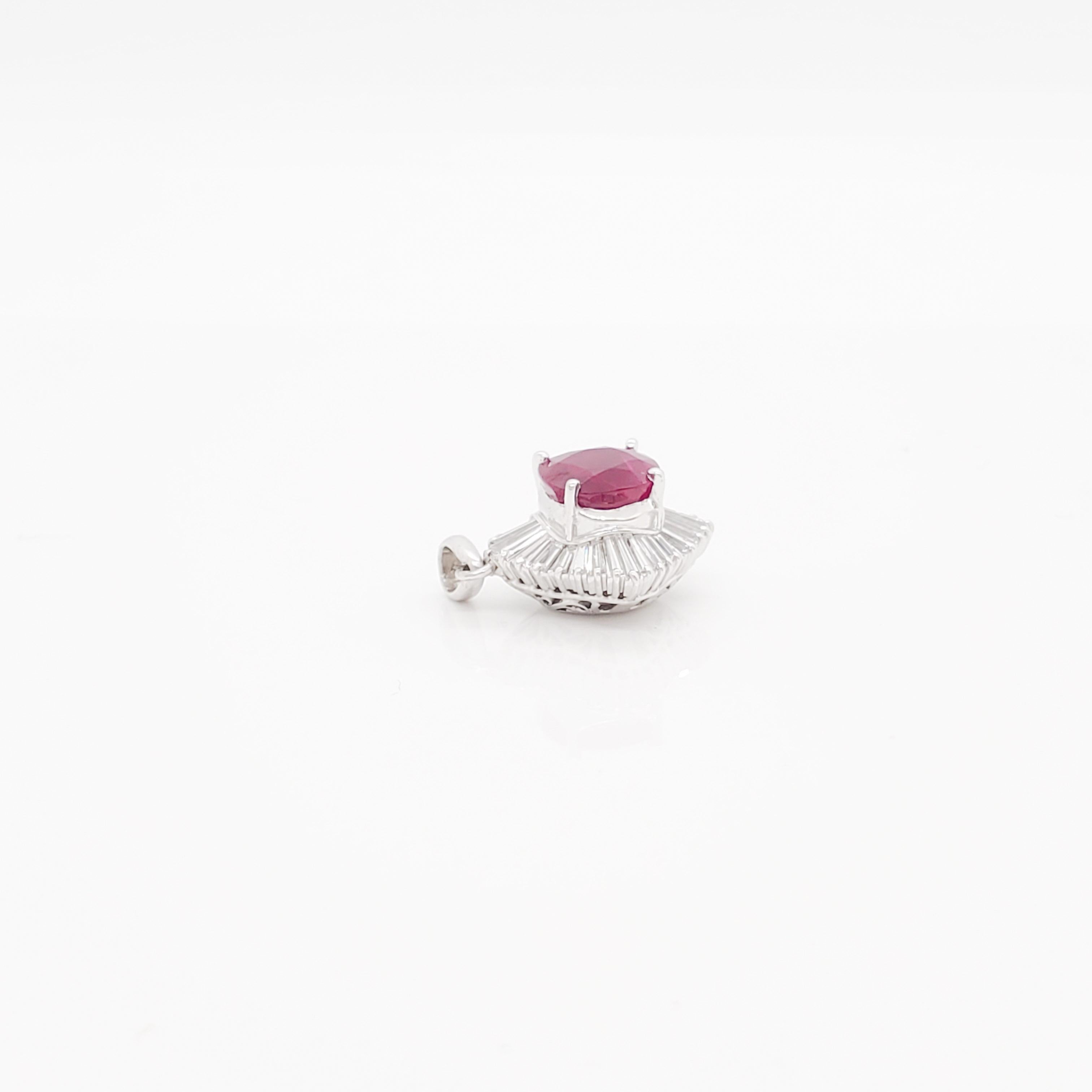 Pendentif en platine orné d'un rubis de Birmanie et d'un diamant blanc GIA Unisexe en vente