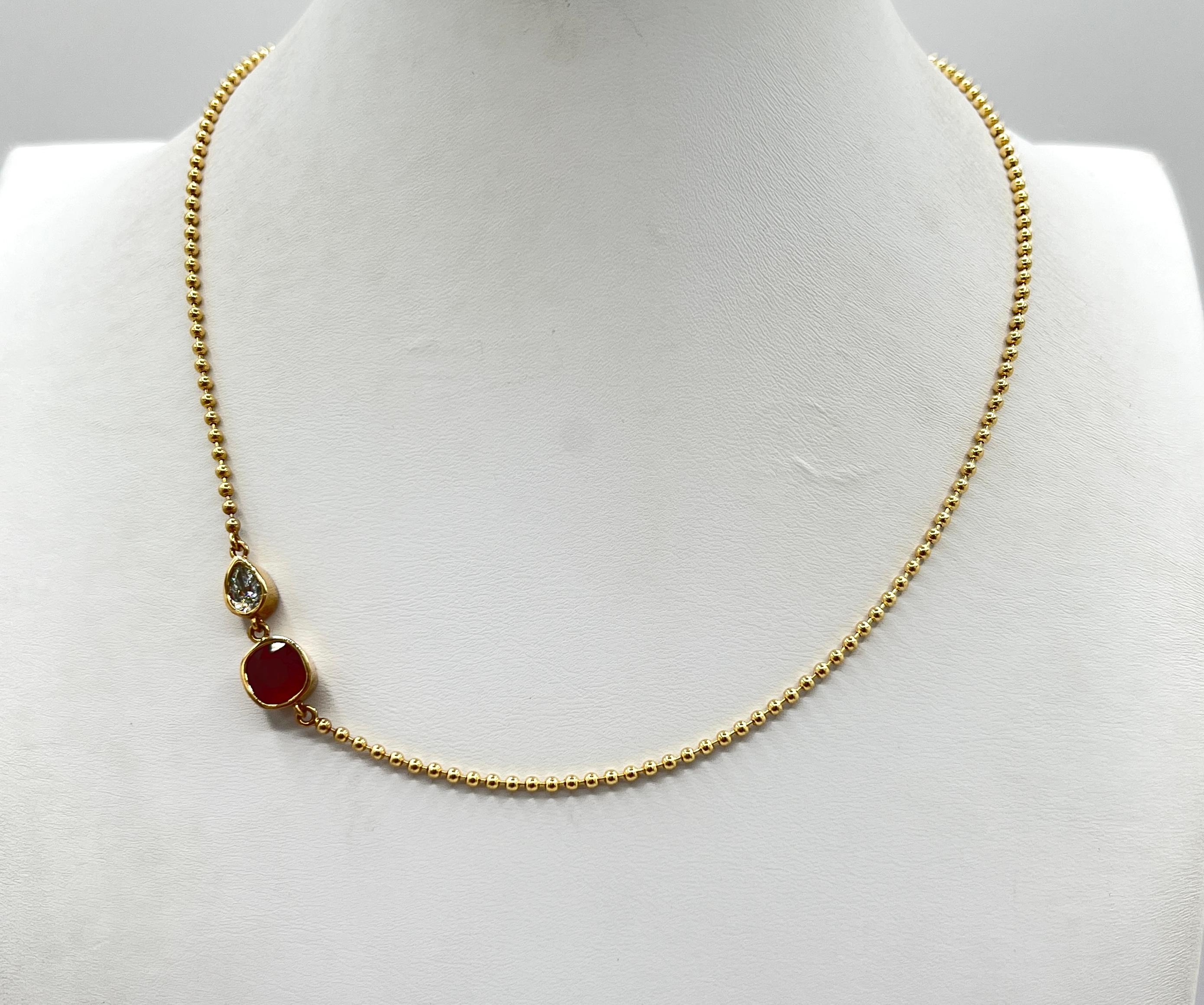 Magnifique 2,76 ct. Coussin en rubis de Birmanie avec un diamant de 0,50 ct. Diamant poire SI1 GIA.  Fabriqué à la main en or jaune 14k.  La longueur est de 16