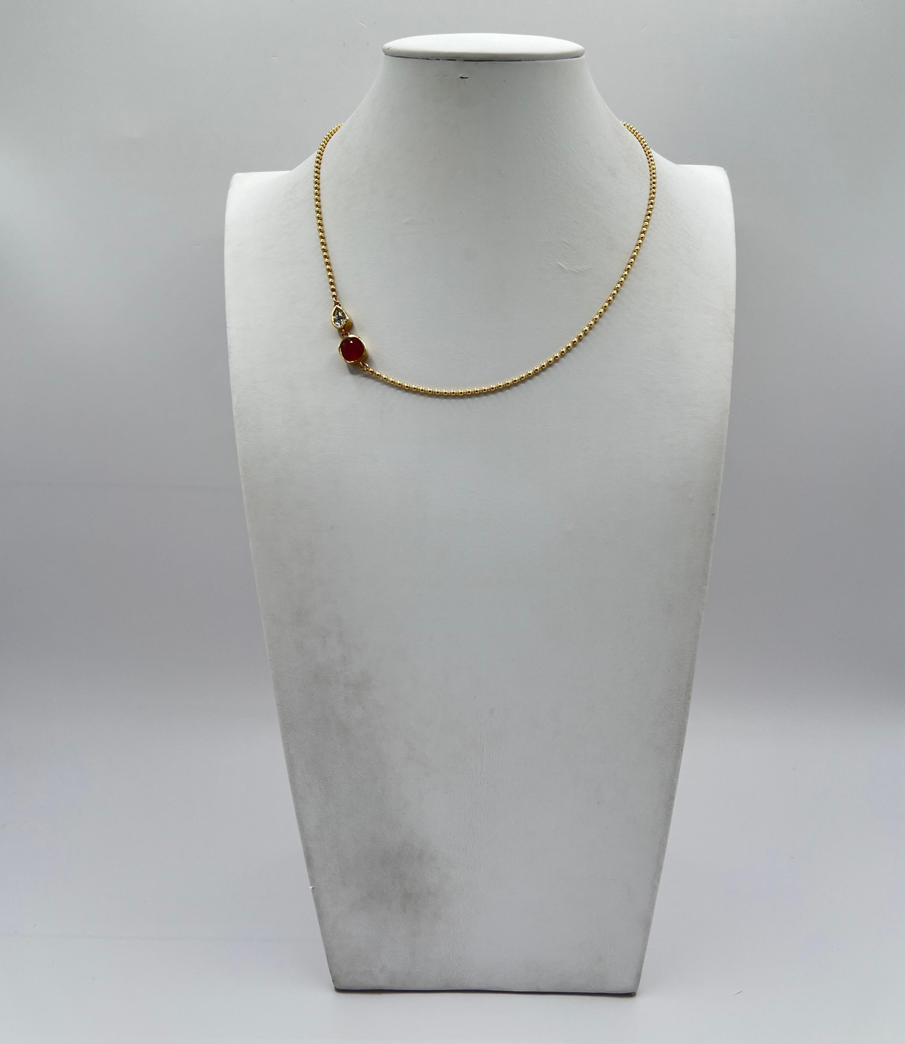 Collier poire en or jaune 14K avec coussin de rubis de Birmanie GIA et diamant blanc Unisexe en vente