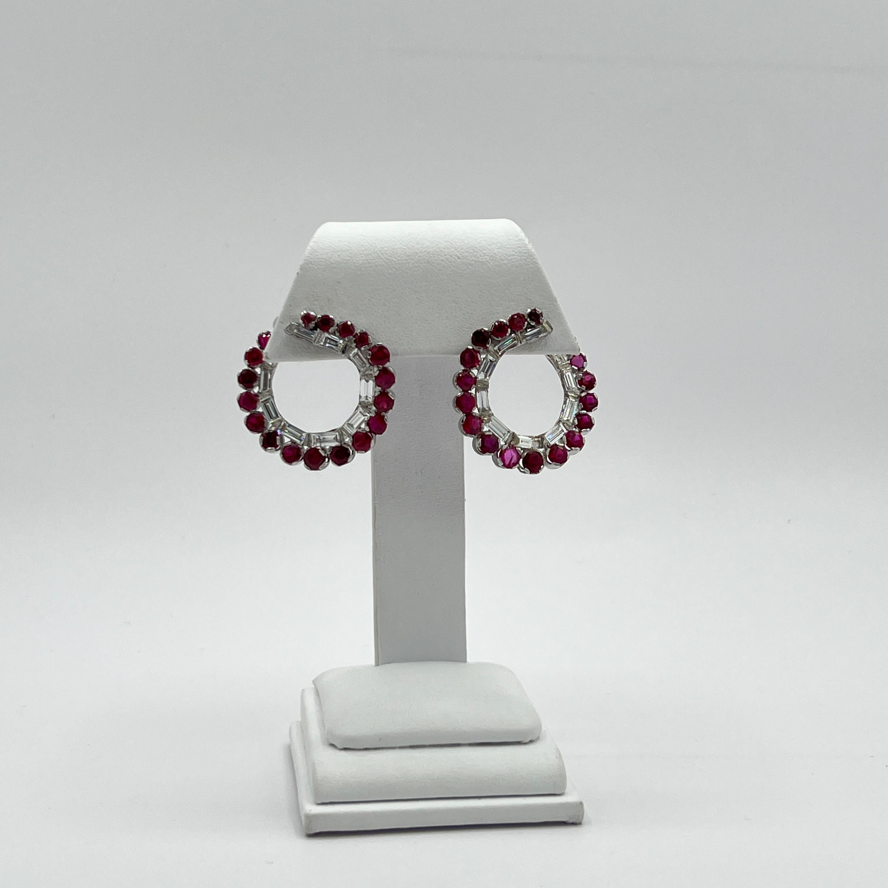 GIA Burma Rubin Runde und Diamant Baguette Hoop Ohrringe in Platin (Baguetteschliff) im Angebot