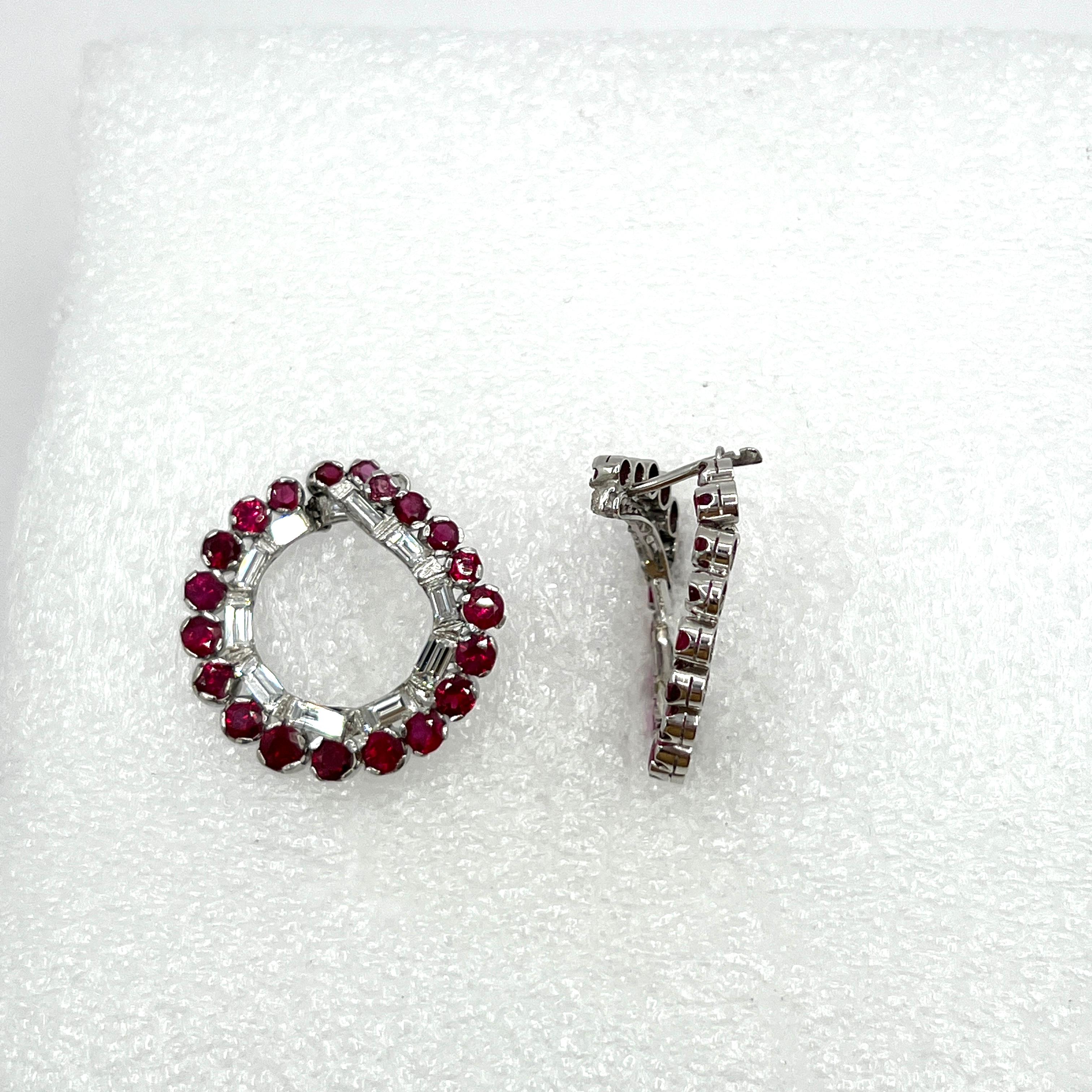 GIA Burma Rubin Runde und Diamant Baguette Hoop Ohrringe in Platin im Zustand „Neu“ im Angebot in Los Angeles, CA