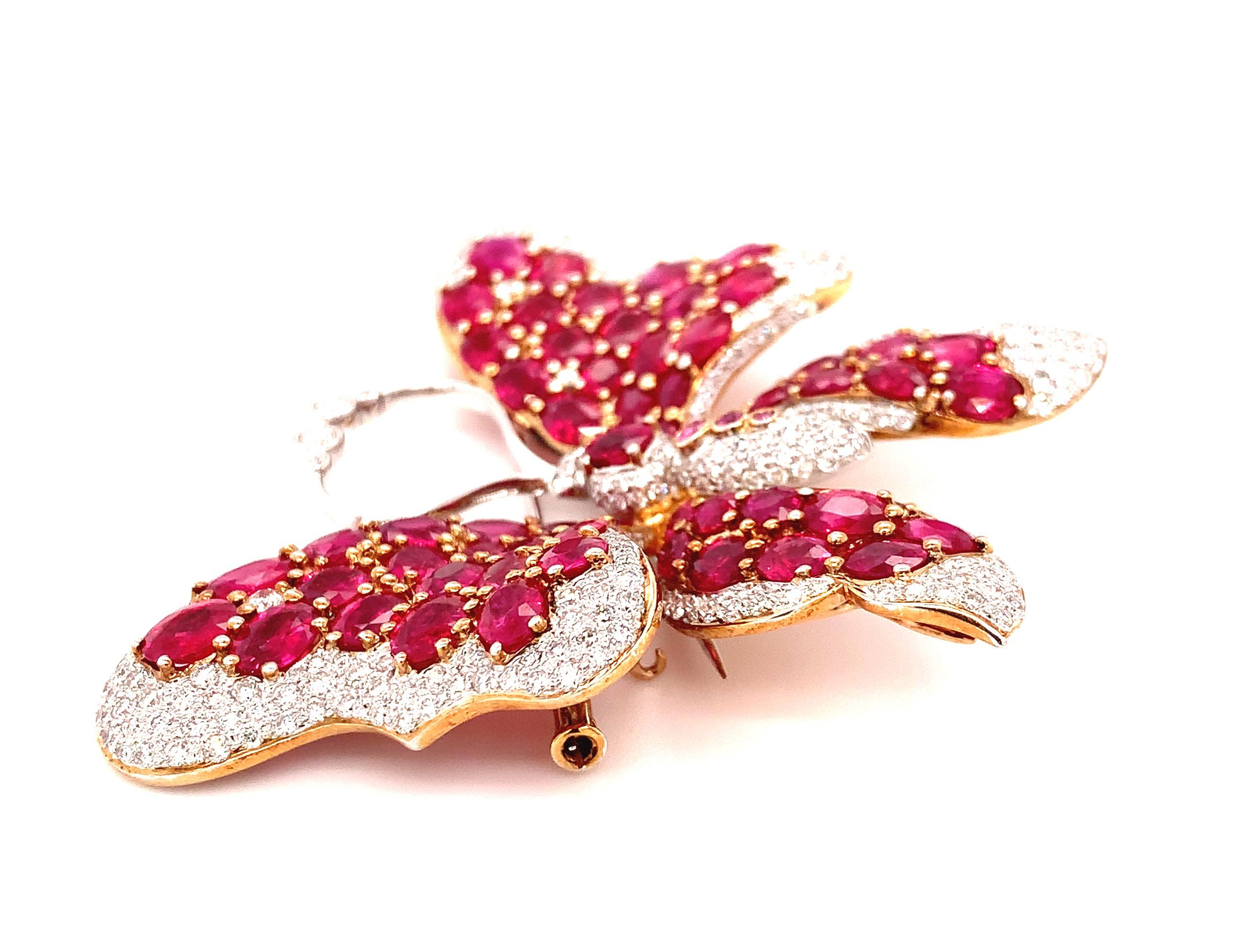 Épingle papillon en or jaune pavé de diamants, saphirs roses et rubis de Birmanie, certifié GIA Pour femmes en vente