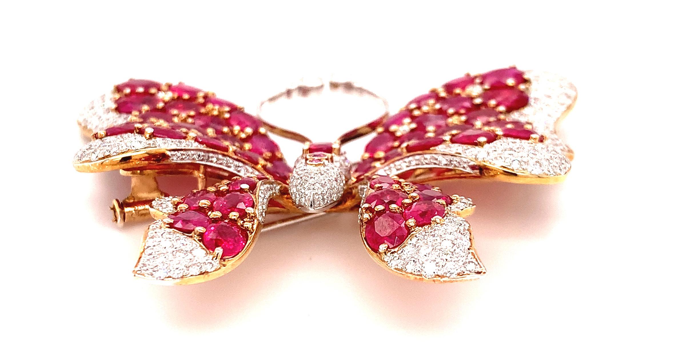 Taille ovale Épingle papillon en or jaune pavé de diamants, saphirs roses et rubis de Birmanie, certifié GIA en vente