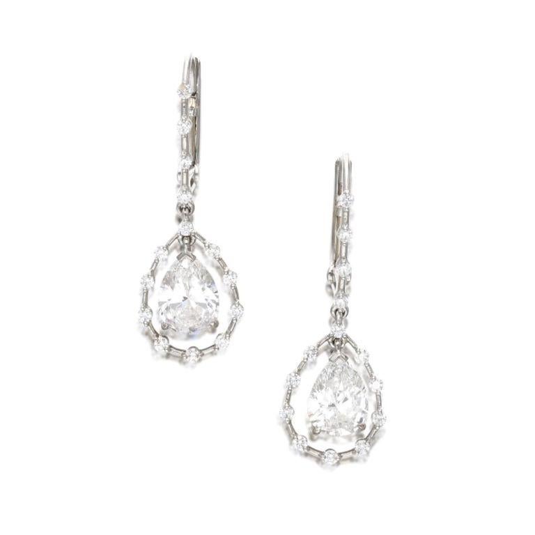 Dal design intricato, ognuno è composto da un diamante a forma di pera, sospeso all'interno di un filo di diamanti.
- Diamanti a forma di pera per un peso complessivo di 2,58 carati
- Diamanti rotondi per un peso totale di circa 0,45 carati
 