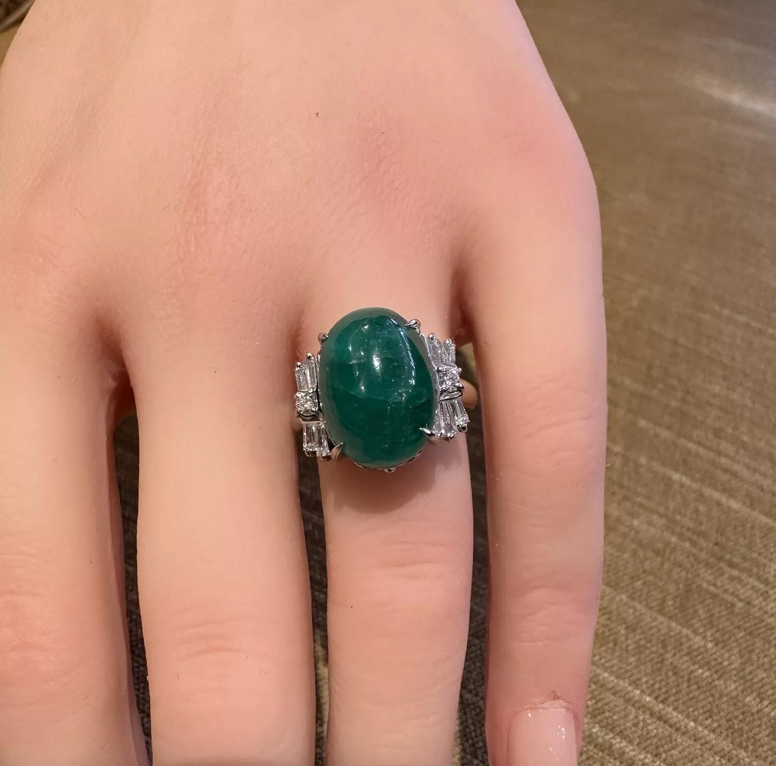 Ring aus Platin mit GIA-Cabochon-Smaragd 9,42 Karat und Diamanten im Zustand „Hervorragend“ im Angebot in La Jolla, CA
