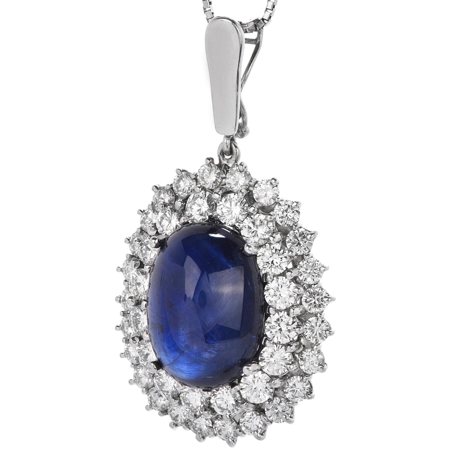 Brillant de tous les côtés, ce pendentif est le complément idéal de tout collier, 

Réalisé en platine massif, le centre est constitué d'un saphir bleu de Thaïlande certifié GIA ayant subi un traitement thermique mineur, de taille cabochon ovale,