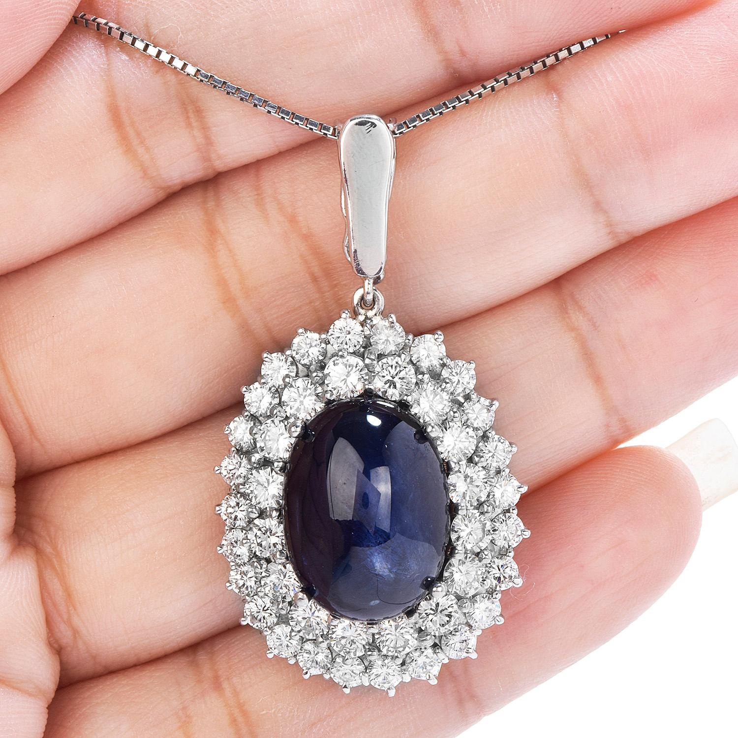 Taille cabochon Cabochon GIA 15,92 carats  Pendentif double halo de saphirs bleus et diamants en platine en vente